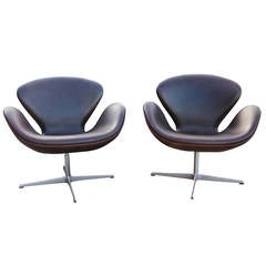 Pair of Swan Chairs, FH 3320, by Arne Jacobsen and by Fritz Hansen, 1999