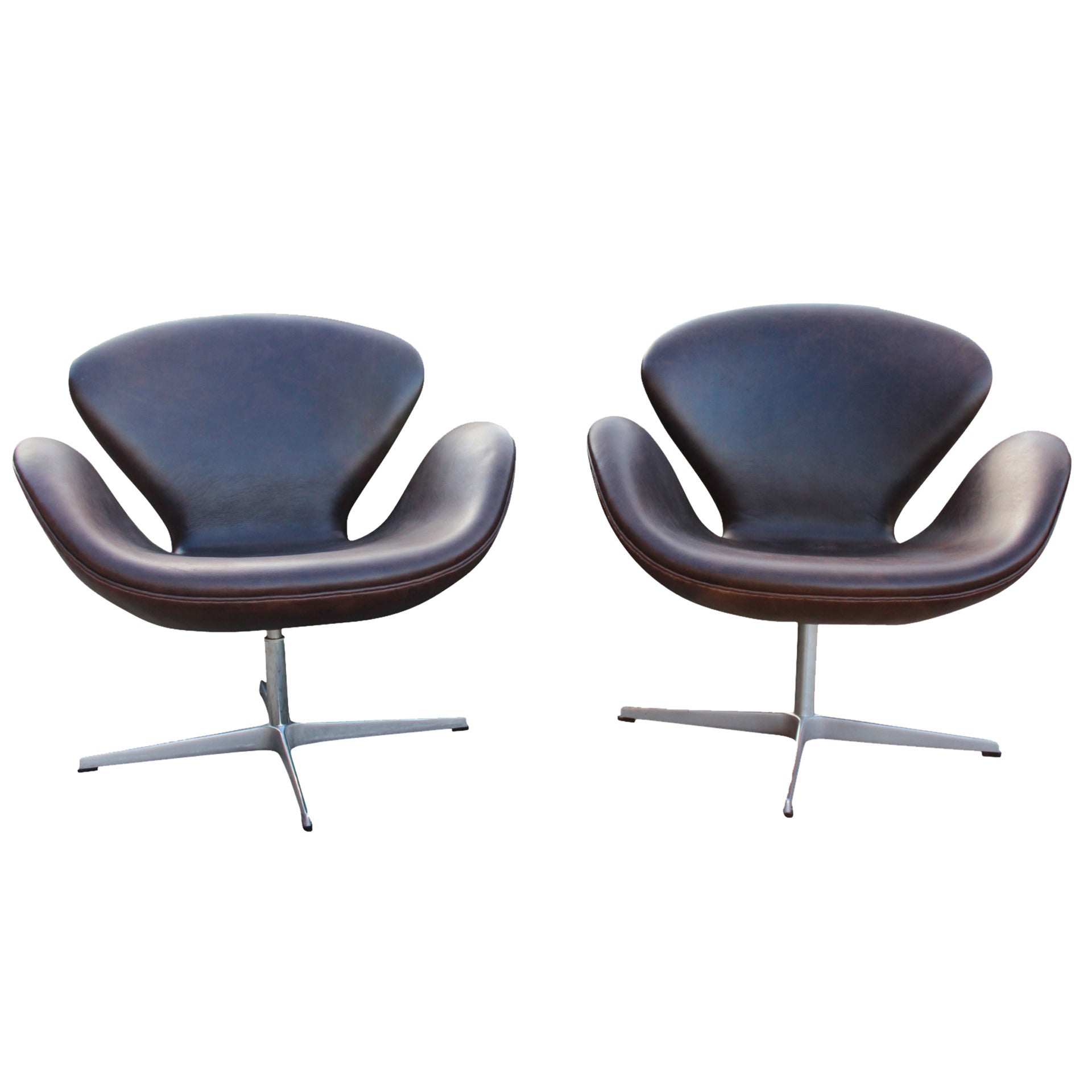 Pair of Swan Chairs, FH 3320, by Arne Jacobsen and by Fritz Hansen, 1999
