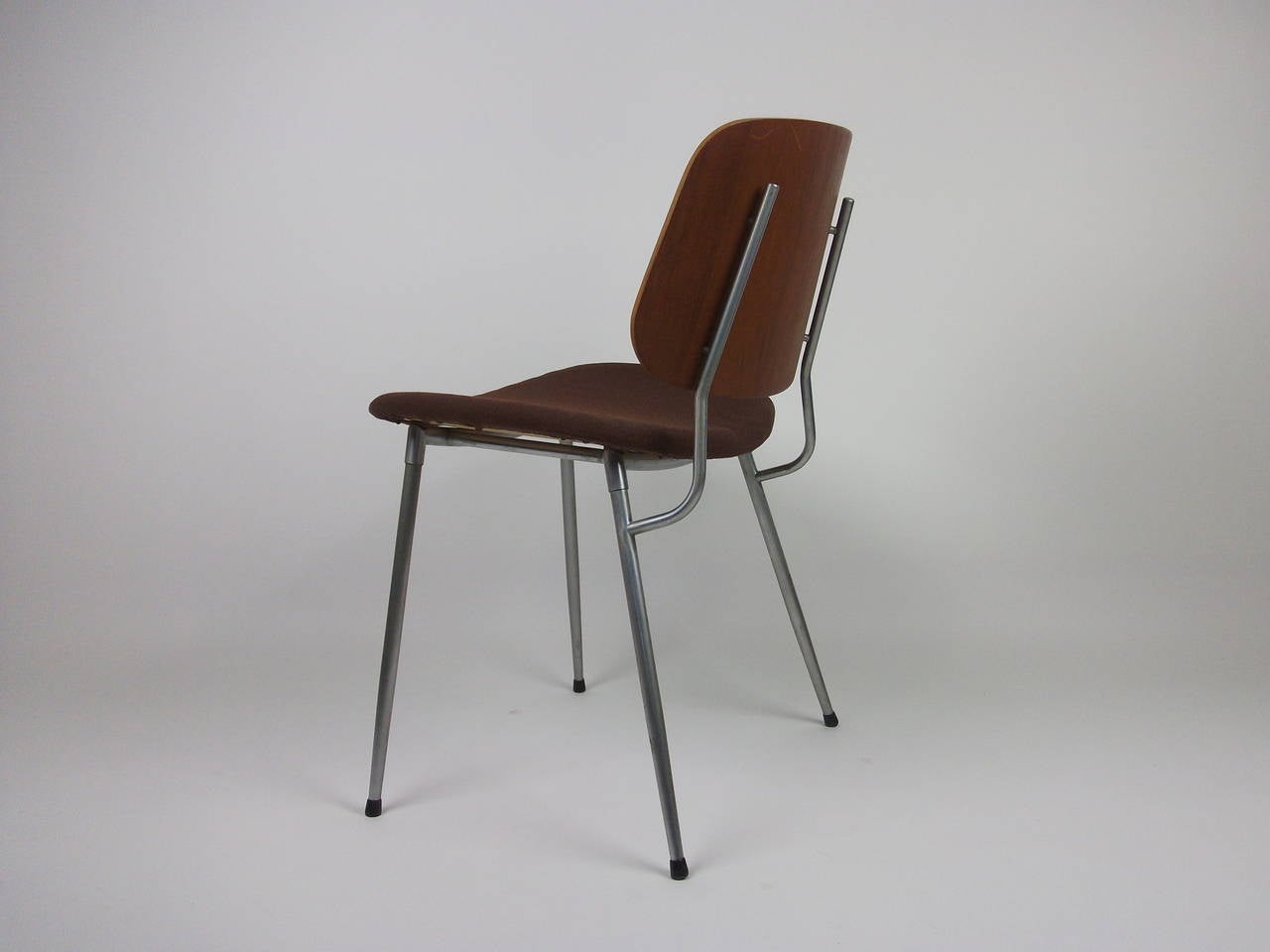 Handsome 1950s teak and polished steel desk chair designed by Børge Mogensen for Soborg Mobelfabrik, Denmark - newly upholstered seat in a brown quality fabric.

Very good vintage condition.