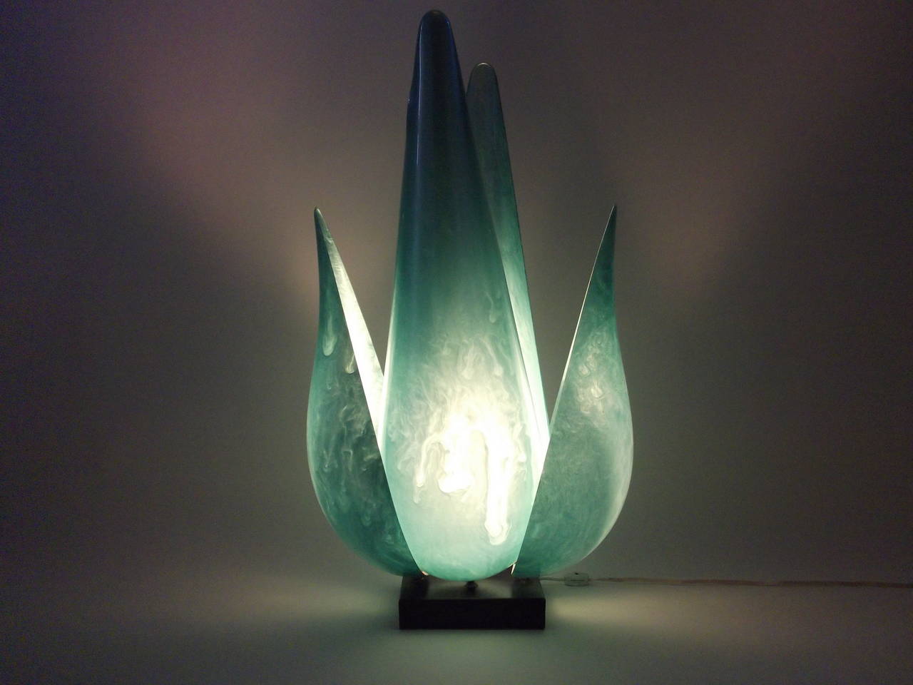 Gorgeous lamp by Canadian company Rougier! Super rare color, it is a marbled soft green color. 

Very good vintage condition, with one small flaw in one of the leaves at the top (see photo) and there are a few scuffs at the bottom of a couple of