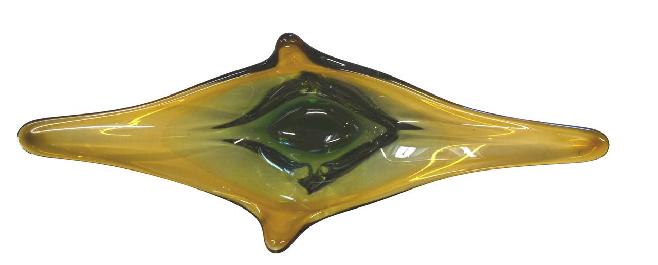 Dramatic and modern, this 1950s large Murano pulled glass bowl of amber and green with subtle controlled bubbles would be perfect as a centerpiece or on a console table. Most likely by Archimede Seguso. Measures 5
