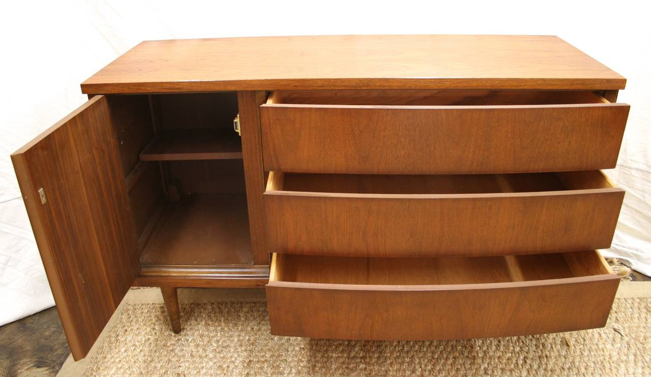 Beautifully Grained Walnut Mid-Century Modern Buffet by Bassett In Excellent Condition In Austin, TX