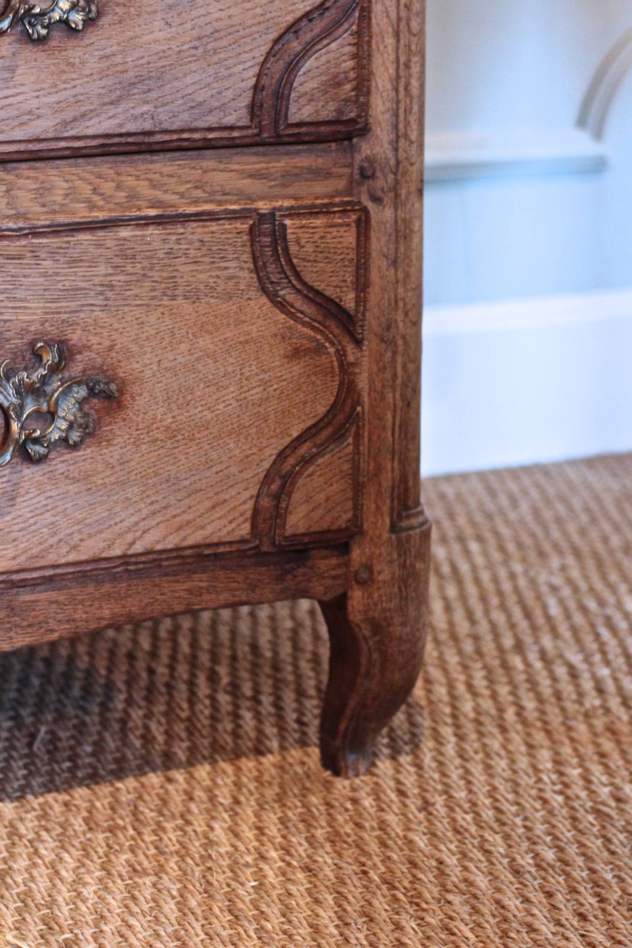 Weathered Oak Serpentine Commode In Excellent Condition For Sale In Birmingham, AL