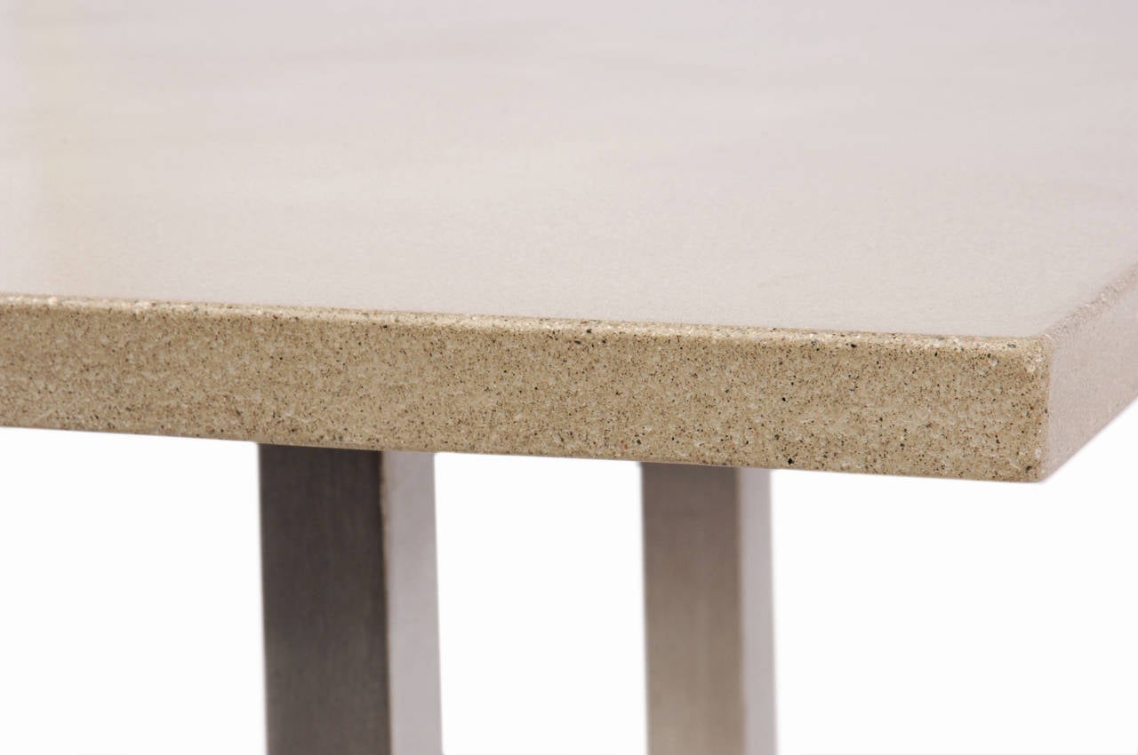 Table de salle à manger moderne en béton avec base en acier inoxydable brossé. Le béton coulé à la main est poli et fini pour un lustre lisse et subtil.

Béton disponible en ton naturel, gris clair, gris foncé, blanc et noir.
Montré en 96