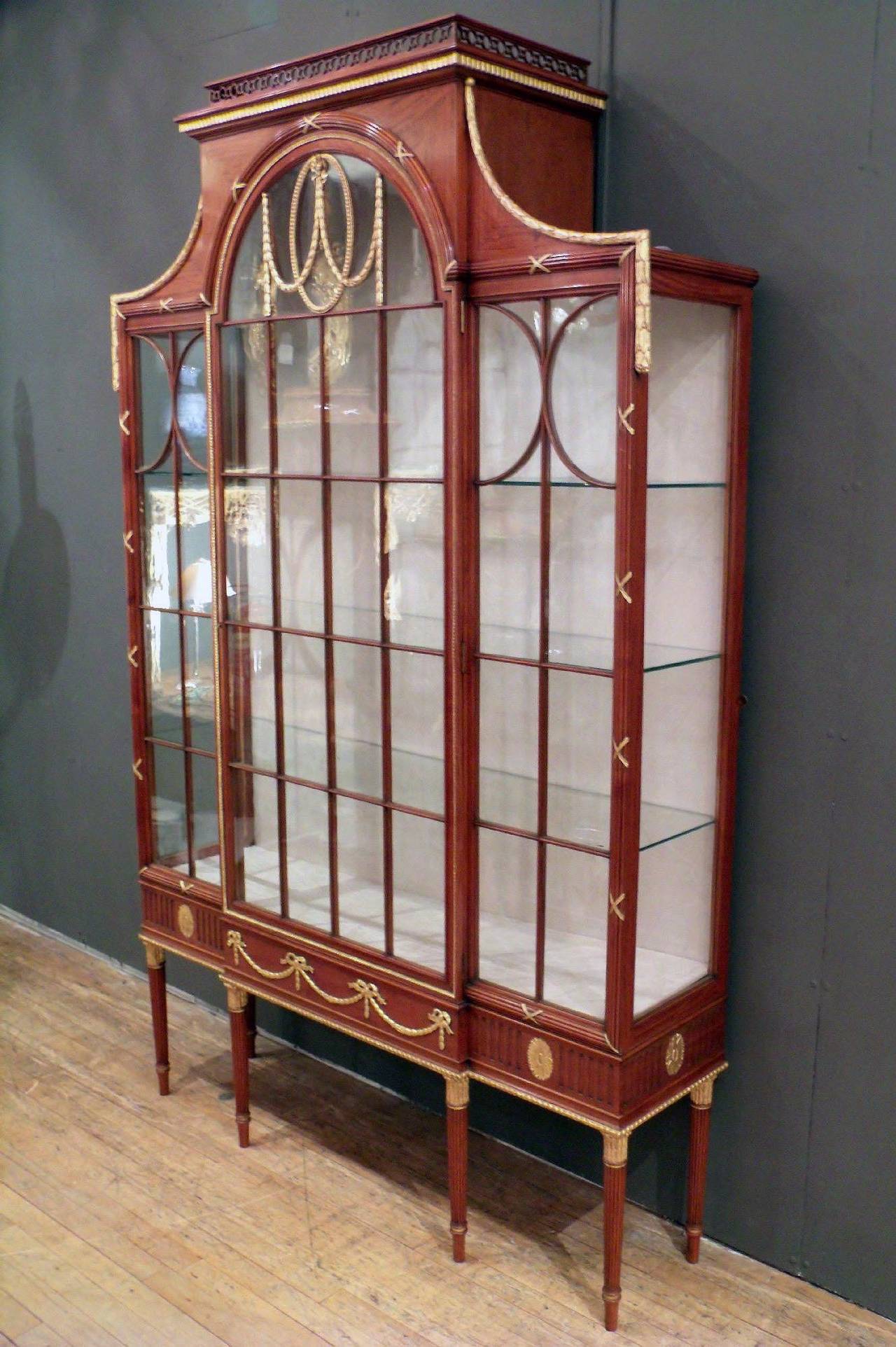 Edwardian Satinwood and Parcel-Gilt Display or China Cabinet In Excellent Condition In London, GB