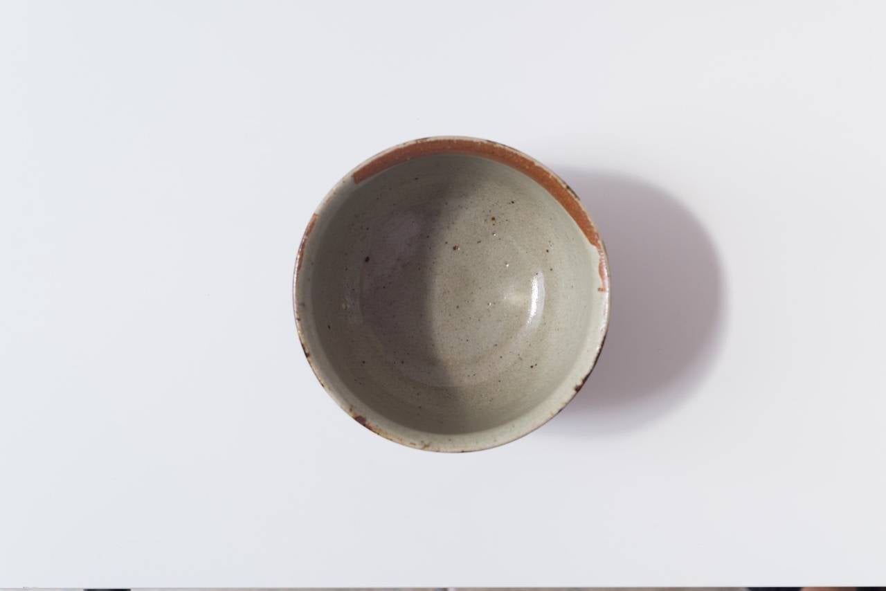 Japanese Gen Murata Mashiko Kaki and Iron Brushed Chawan For Sale