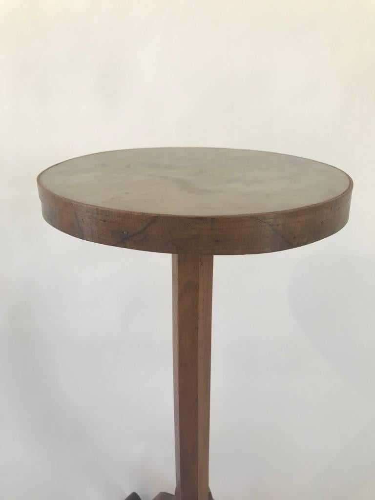 Simply elegant side table with wooden base and apparently original marble top. That perfect extra table for the entryway for mail, on a landing or in a corner. The table is ideal for drinks when entertaining.
