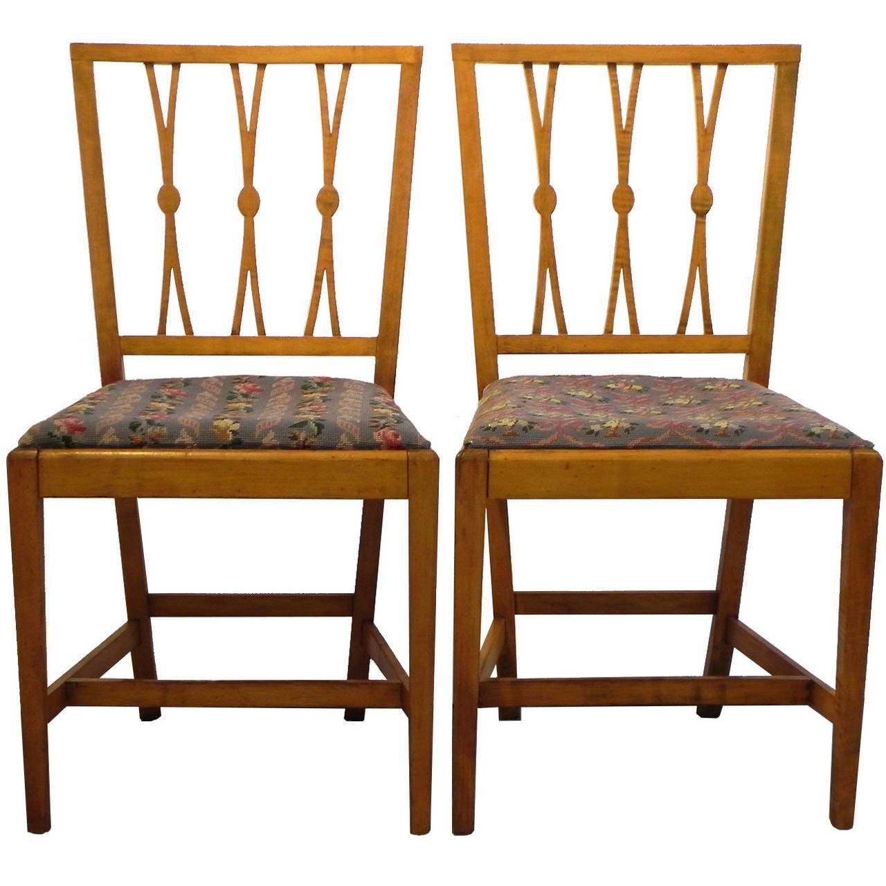 Pair of 18th c. Hepplewhite Maple Portsmouth Side Chairs For Sale