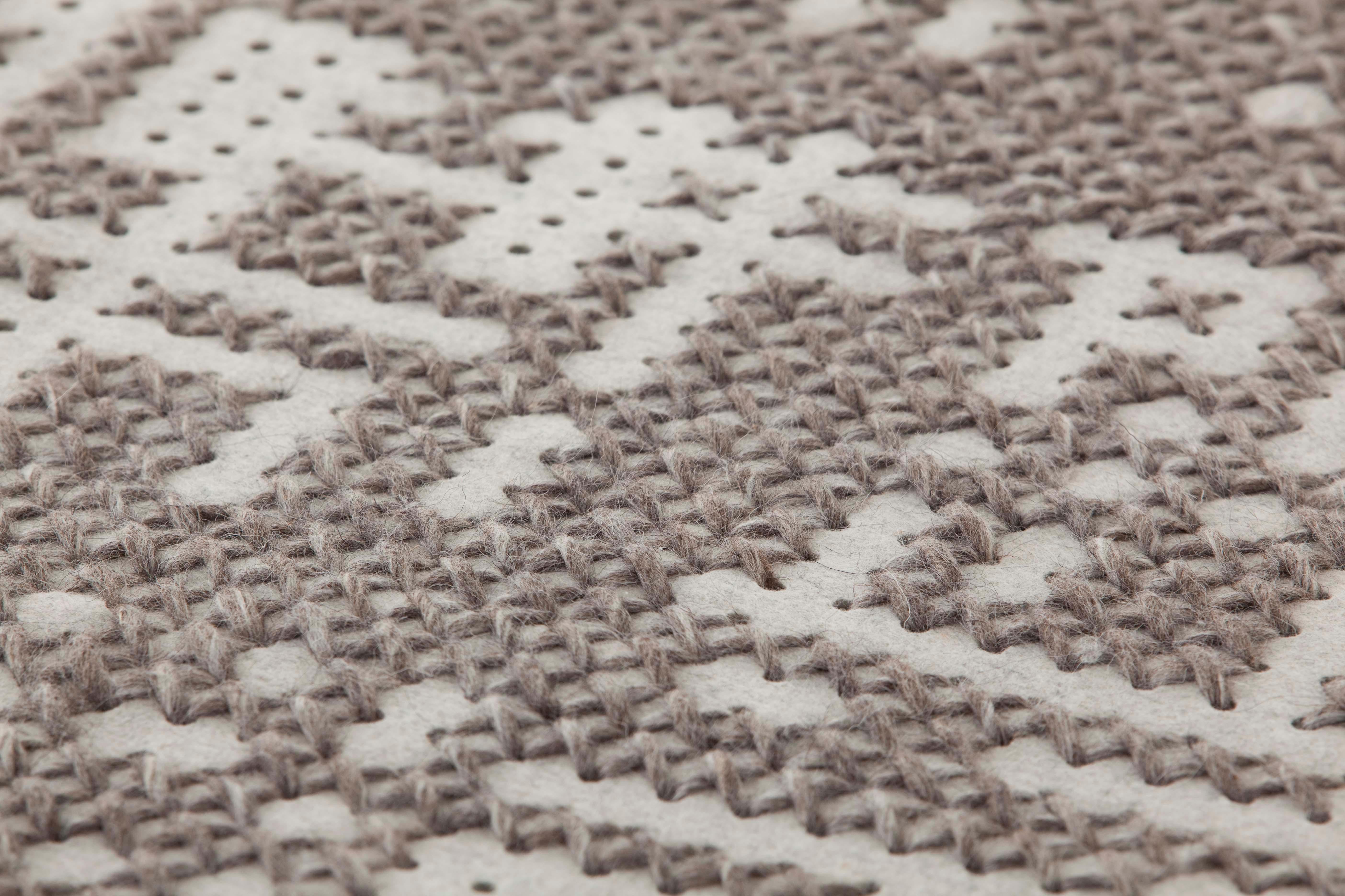 in vendita:  (Argento) GAN Rugs Medium Abstract di A. Lancelot 2