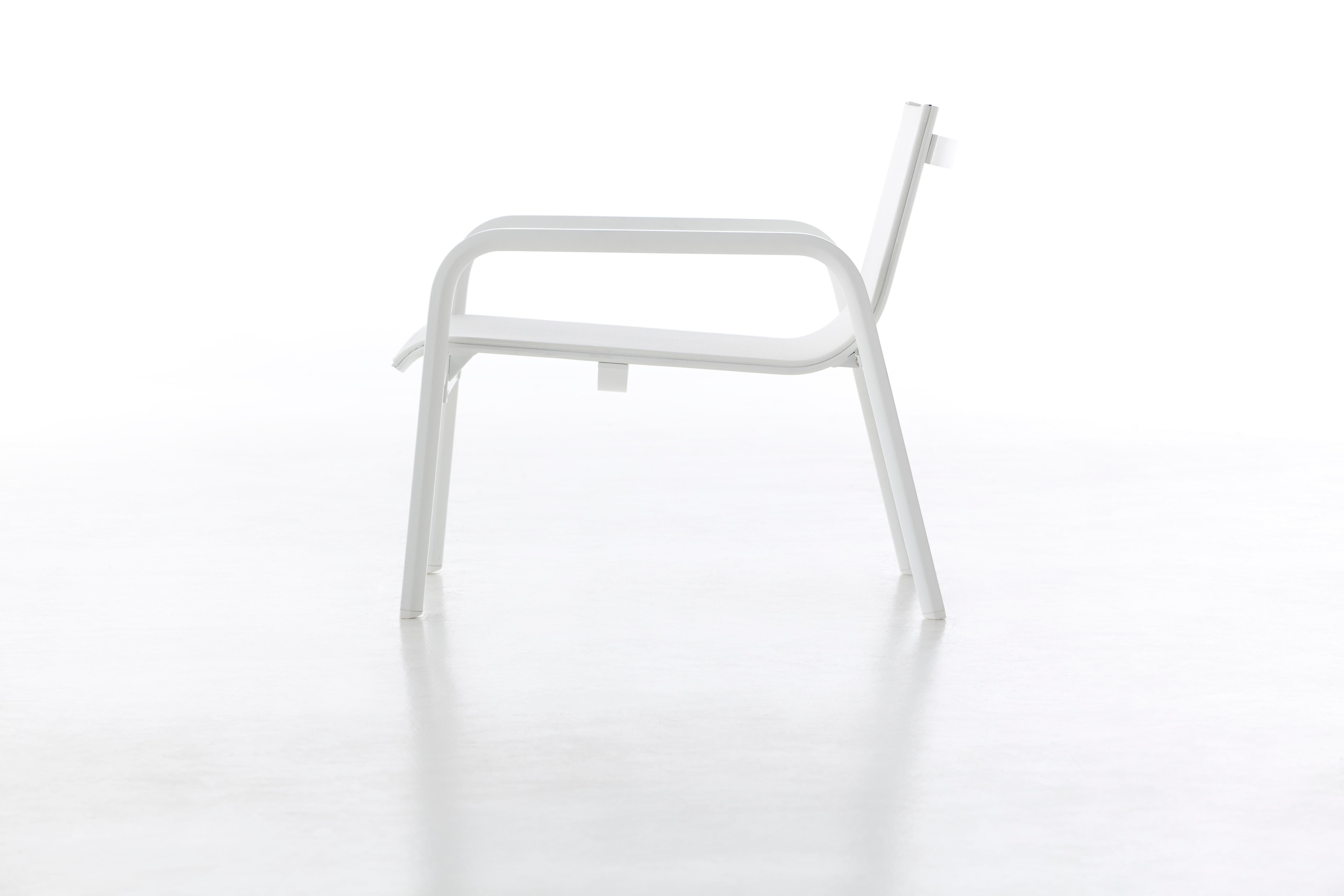 Im Angebot: Gandia Blasco Stack Loungesessel aus Aluminium von Borja Garcia, White (RAL9016/white mesh.jpg) 2