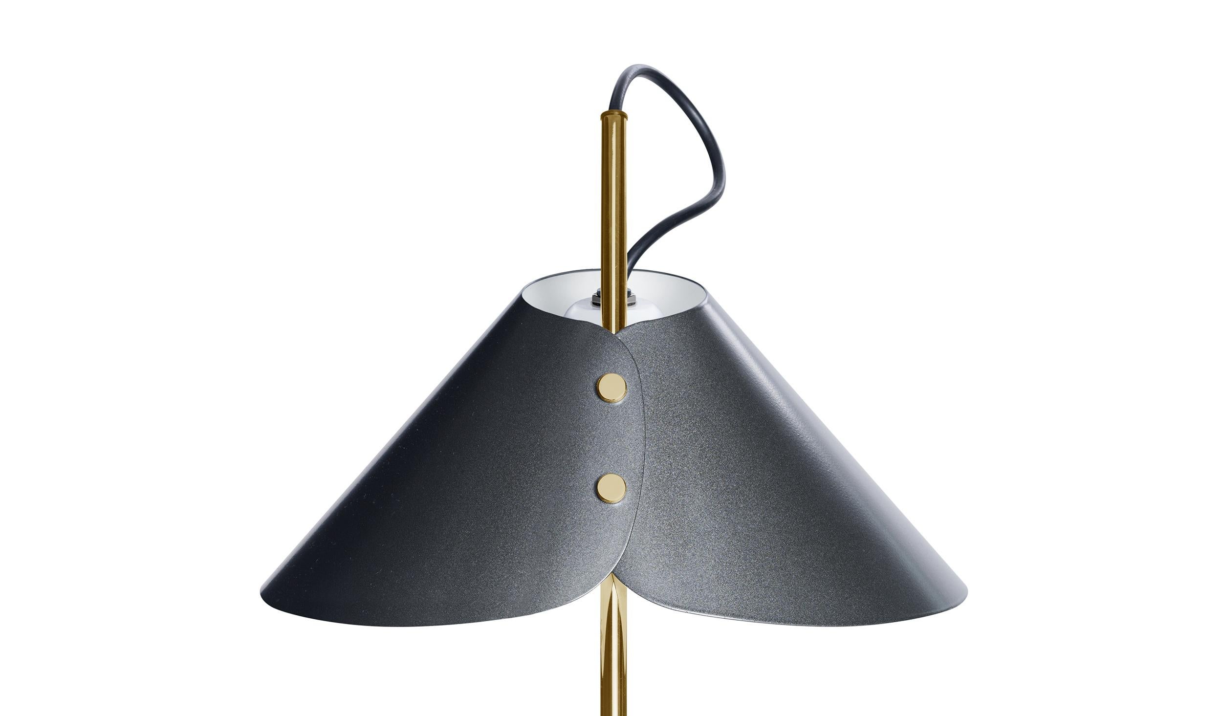 En vente : Brown (0580T - Brass Finish) Lampe de bureau Azucena à base Ghisa de Luigi Caccia Dominioni 2