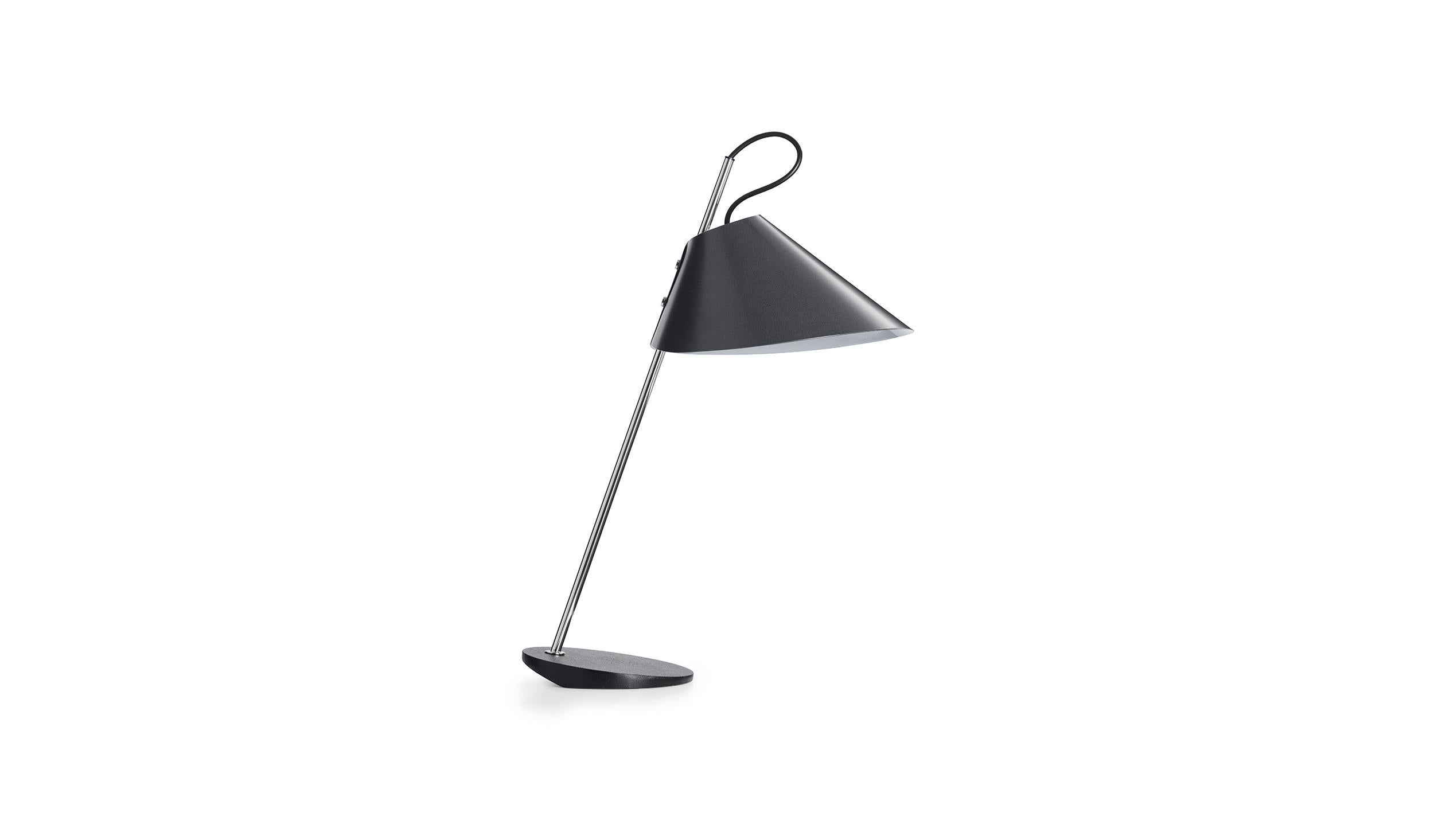 En vente : Gray (0600C - Chromed finish) Lampe de bureau Azucena à base Ghisa de Luigi Caccia Dominioni