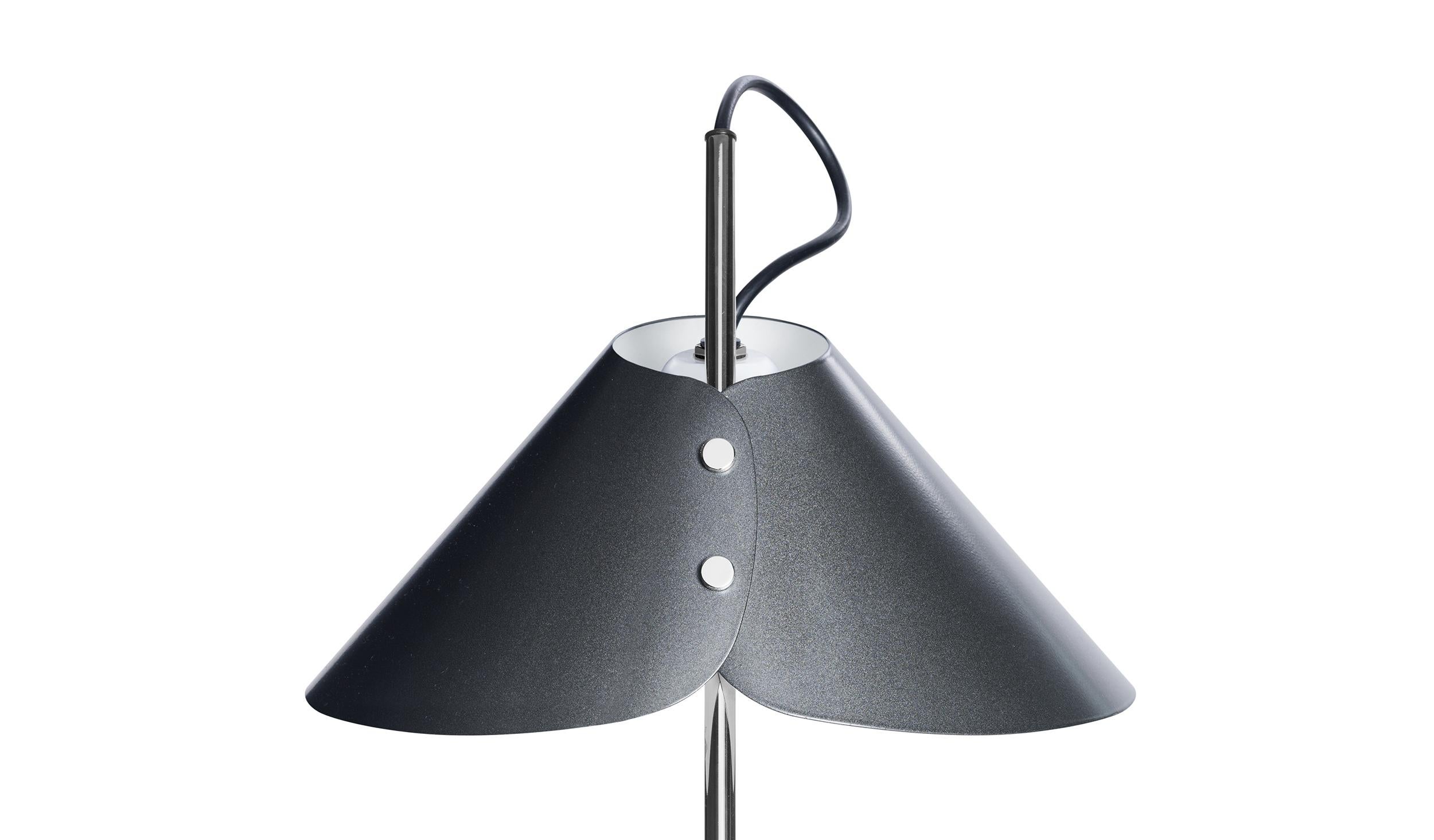 En vente : Gray (0600C - Chromed finish) Lampe de bureau Azucena à base Ghisa de Luigi Caccia Dominioni 2