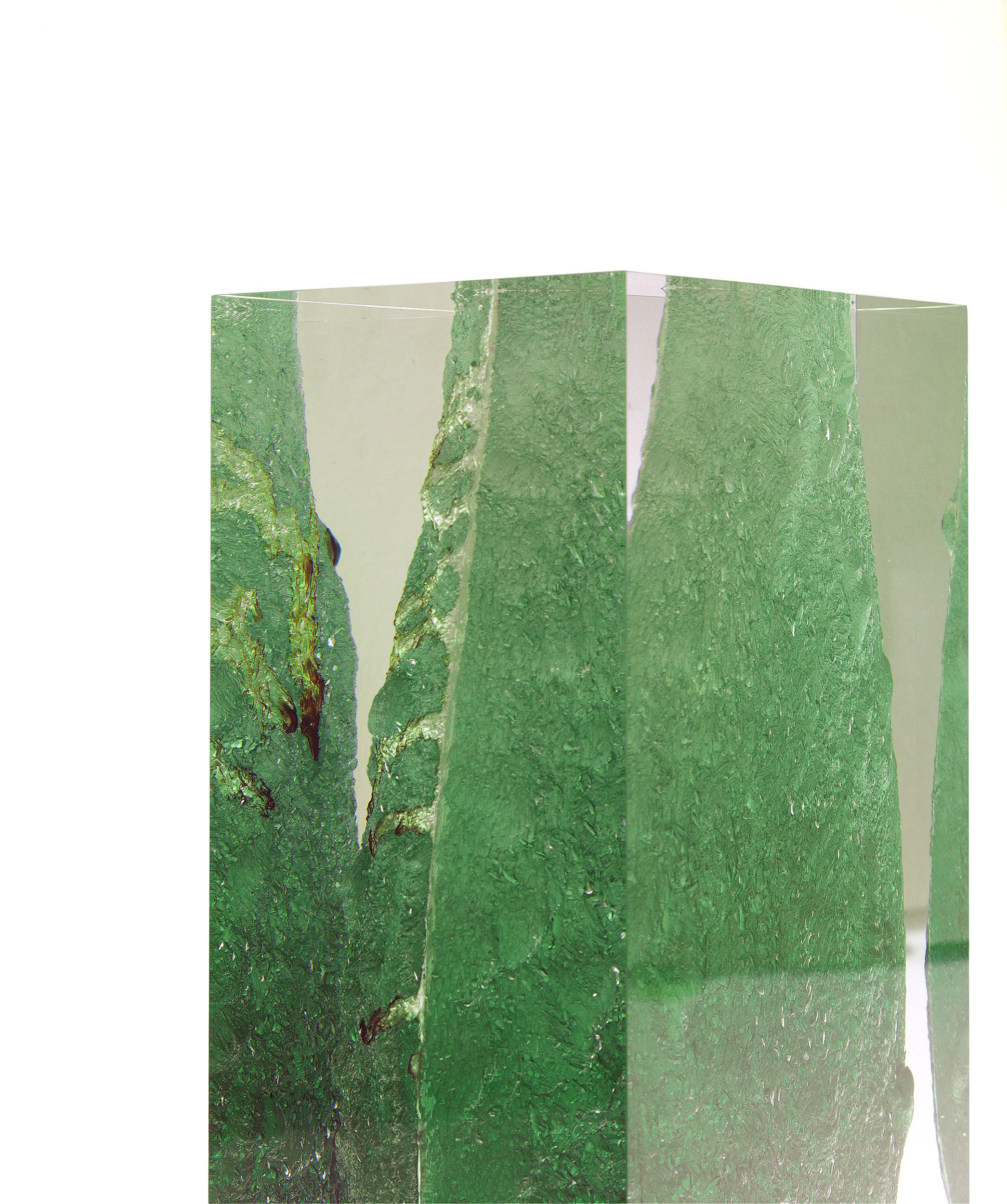 in vendita: Green (Emerald) Vaso Glacoja del XXI secolo in metacrilato scolpito a mano di Analogia Project 2