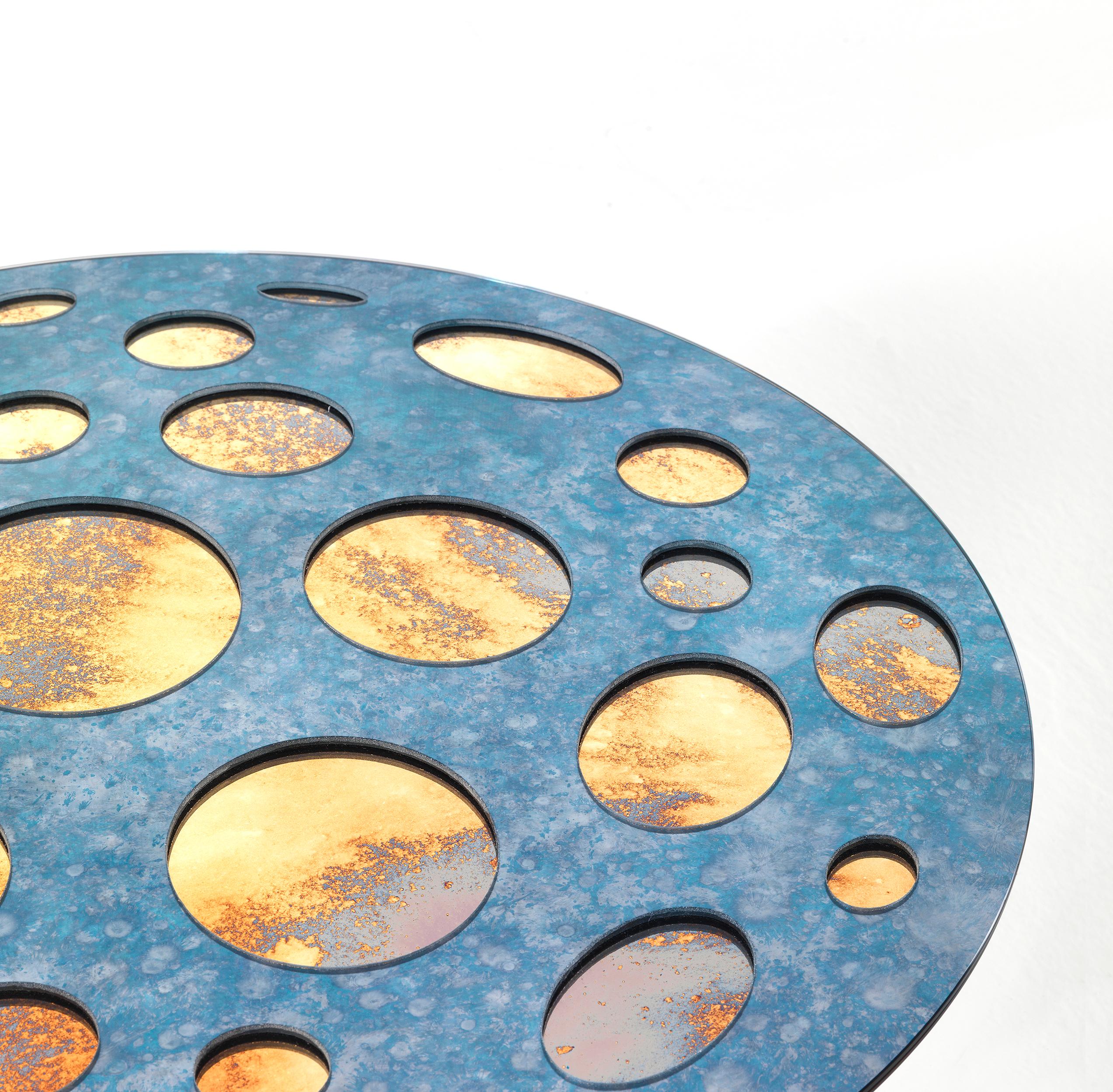 En vente : Blue (Cobalt Blue Volcano) Petite table Venny du 21ème siècle en couches de miroirs décoratifs de Matteo Cibic 2