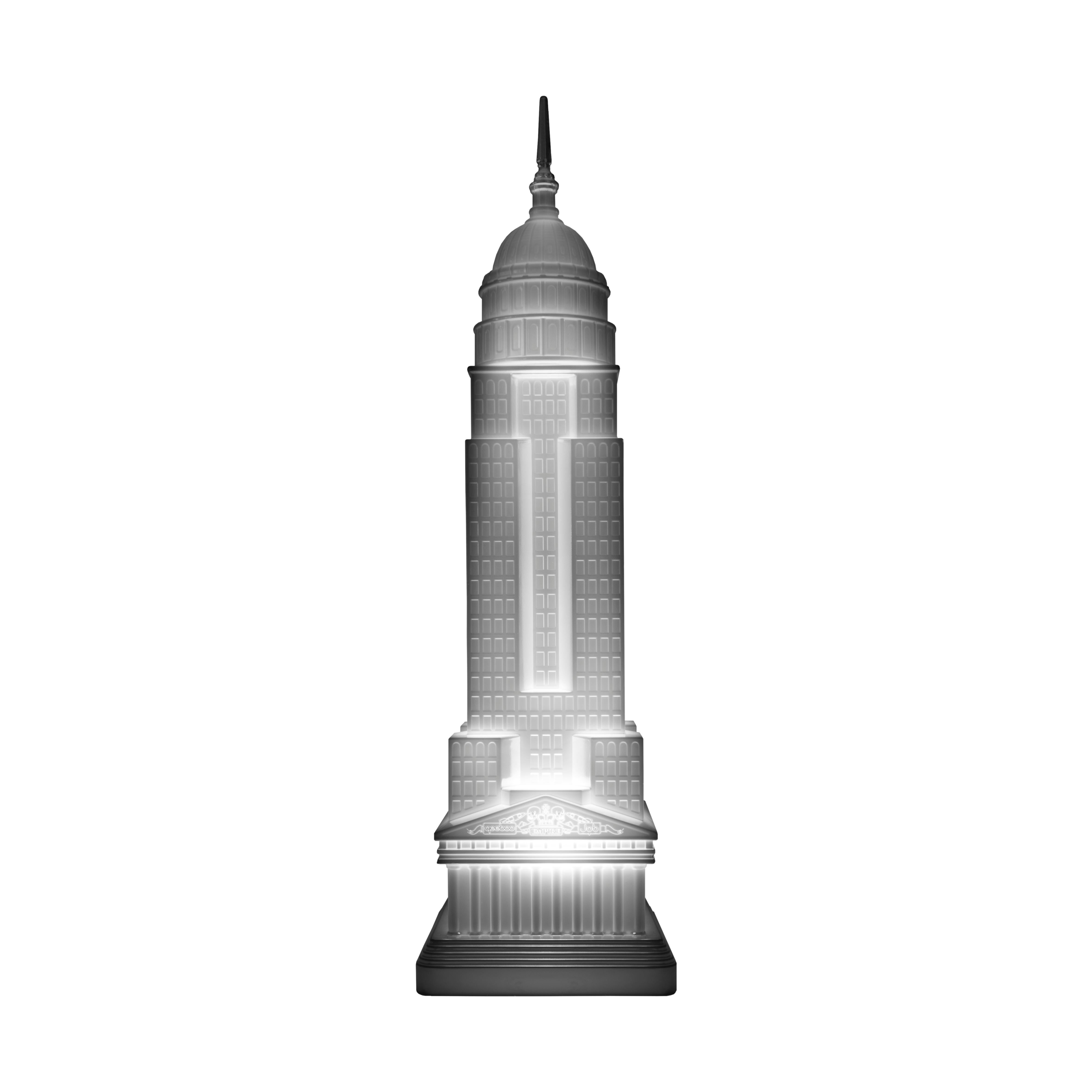 Im Angebot: Moderne moderne Empire State-Tisch-Dekolampe aus Kunststoff in Gold oder Silber von Studio Job (Silver)