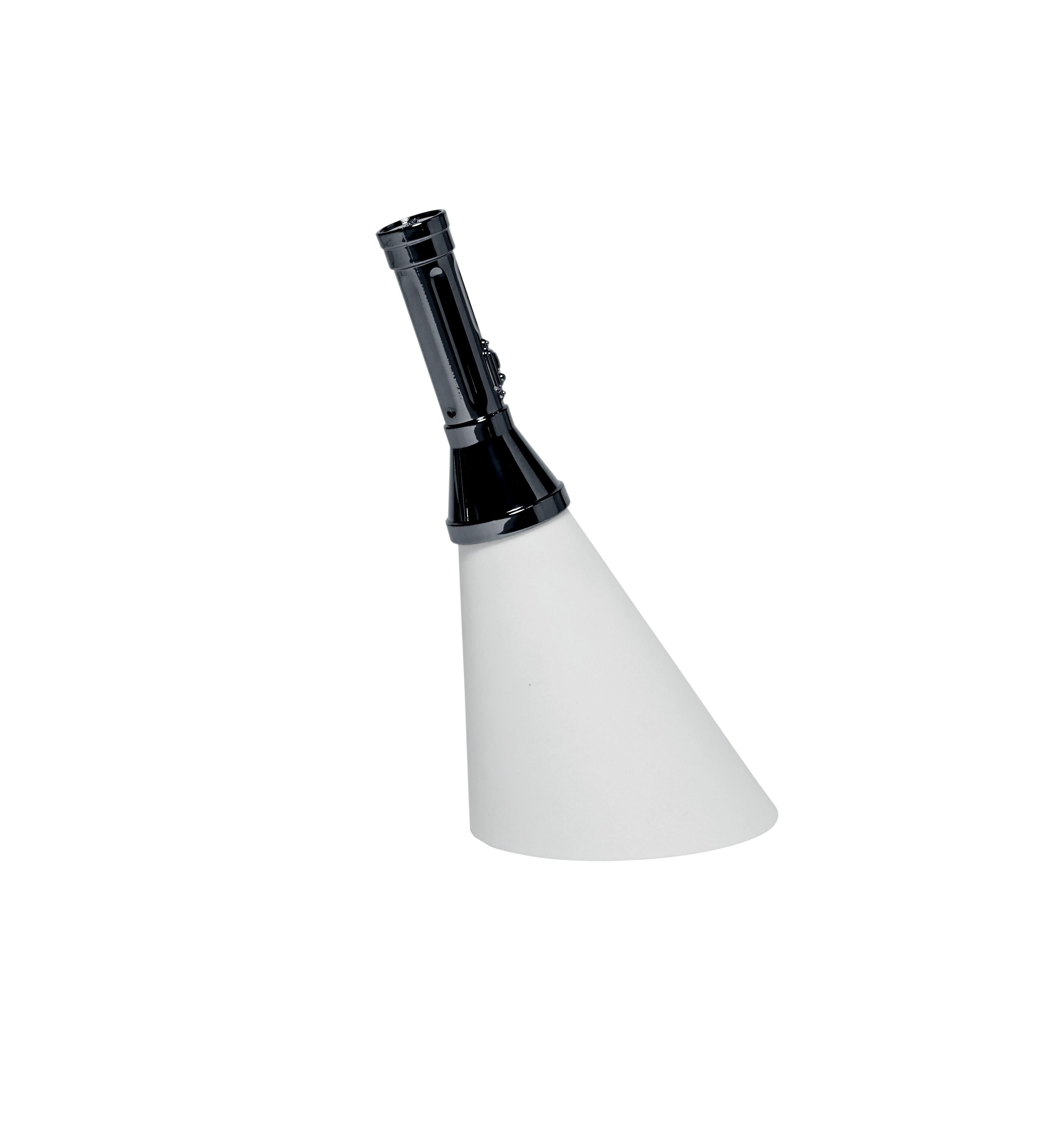 in vendita: Black (Titanium) Lampada da tavolo moderna a torcia in oro, argento o titanio di Studio A