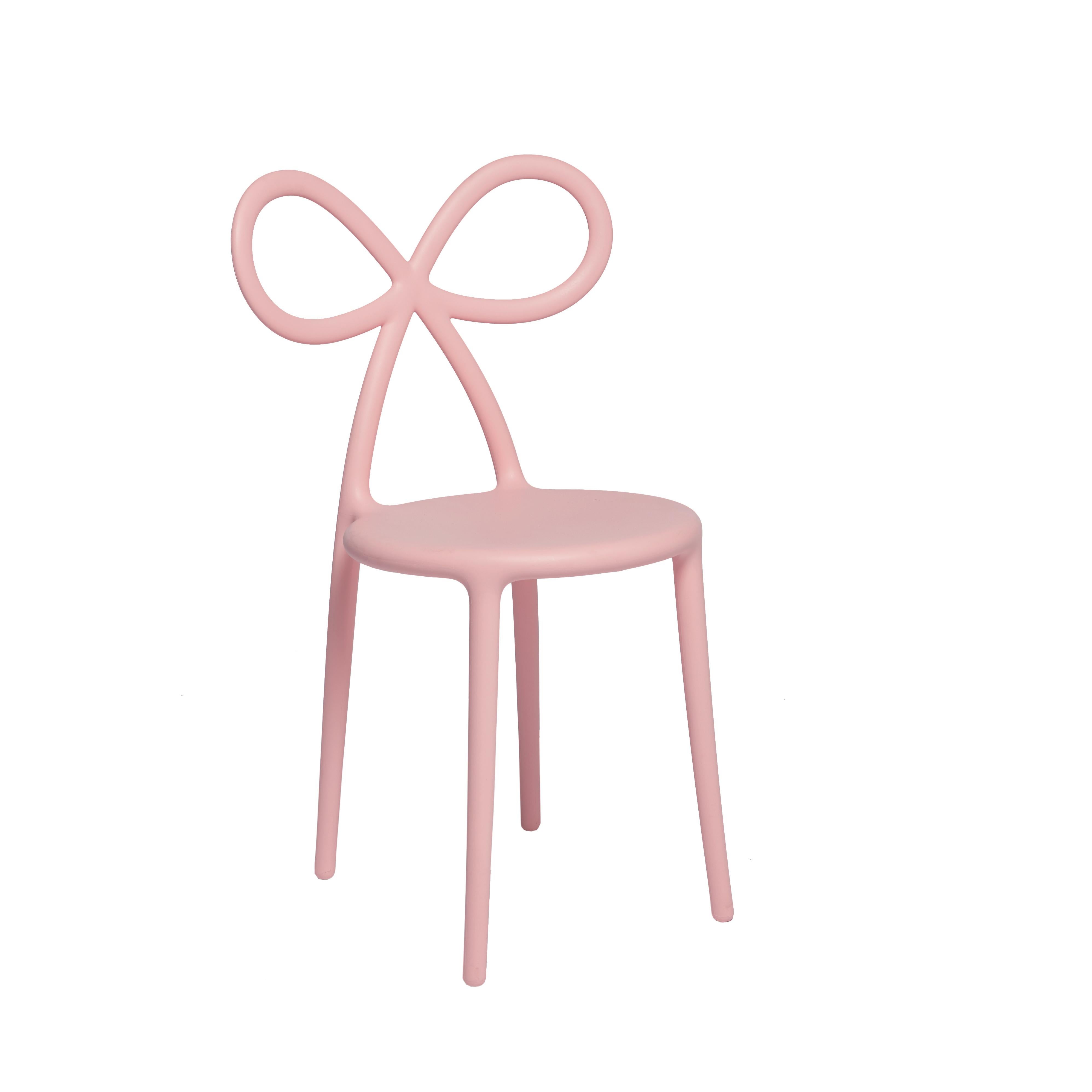 En vente : Pink Chaise de salle à manger ou d'appoint en plastique ruban noir mat et moderne, lot de 2 2