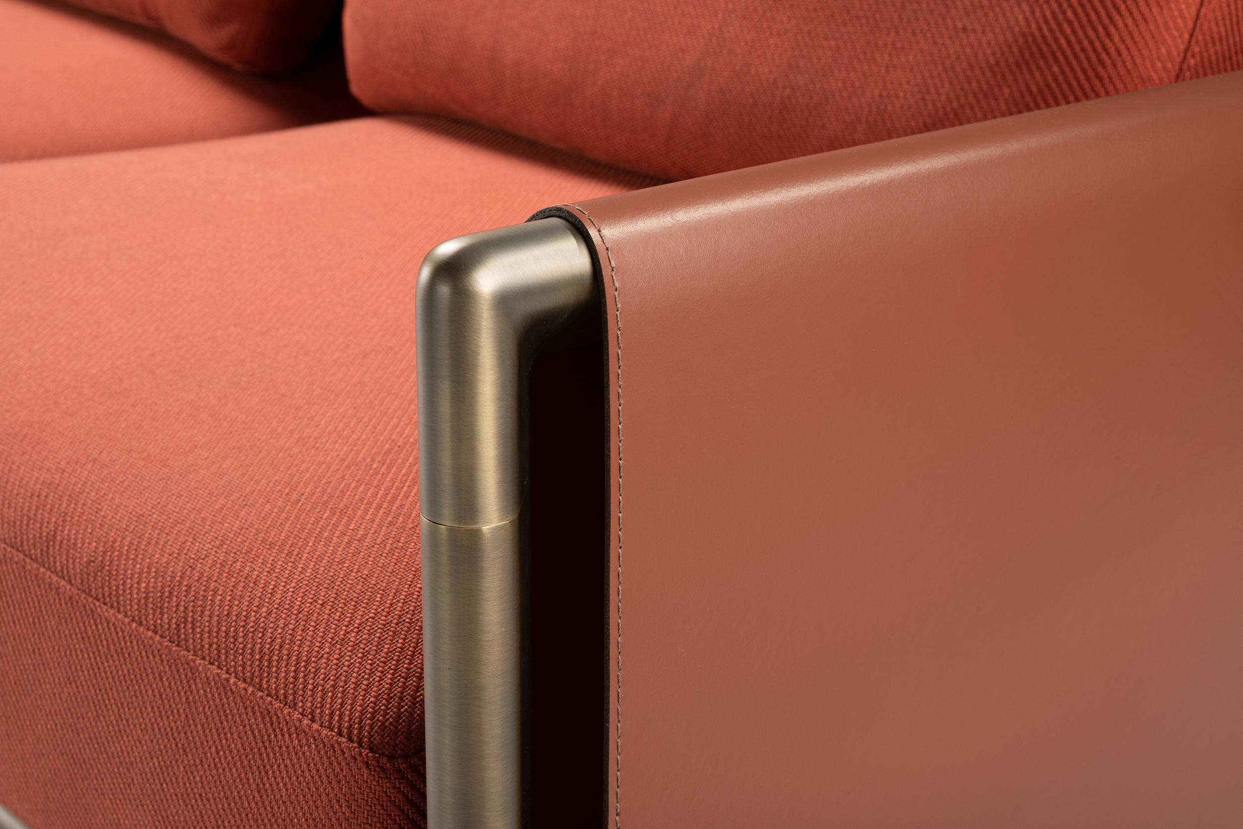 Im Angebot: Ghidini 1961 Frame 3-sitziges Sofa mit armlehnen in Cuoio Leder von Stefano Giovannoni, Gray (Grigio) 2