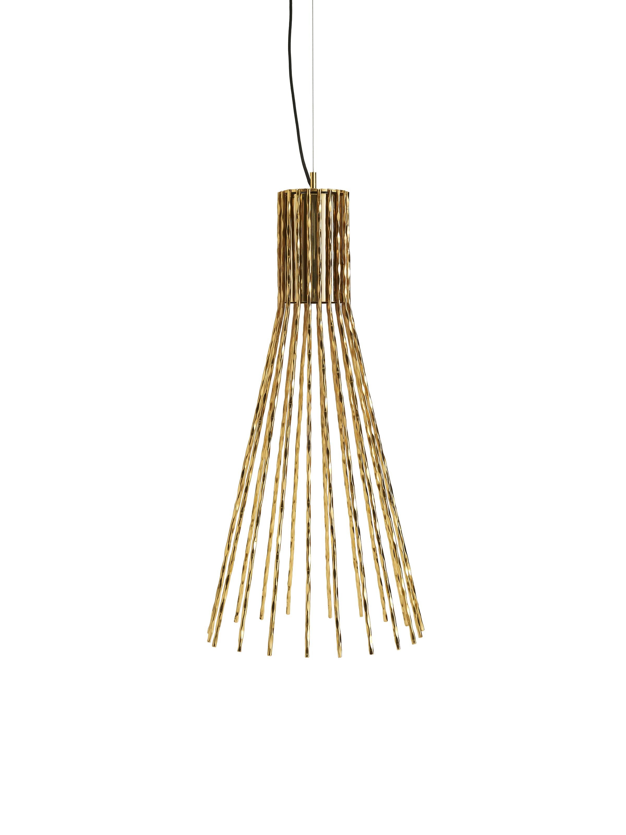 Il nome di questa lampada da soffitto di Stefan Krivokapic (Skrivo Design) si ispira a una fase del processo di forgiatura del metallo. Nel Medioevo, i fabbri toscani utilizzavano aste di ferro pieno che venivano prima riscaldate e poi battute (in