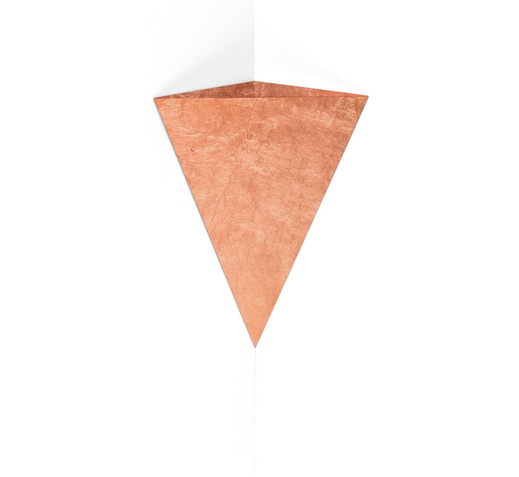 En vente : Brown (Copper Leaf) Opinion Ciatti - Étagère murale d'angle triangulaire Henry II