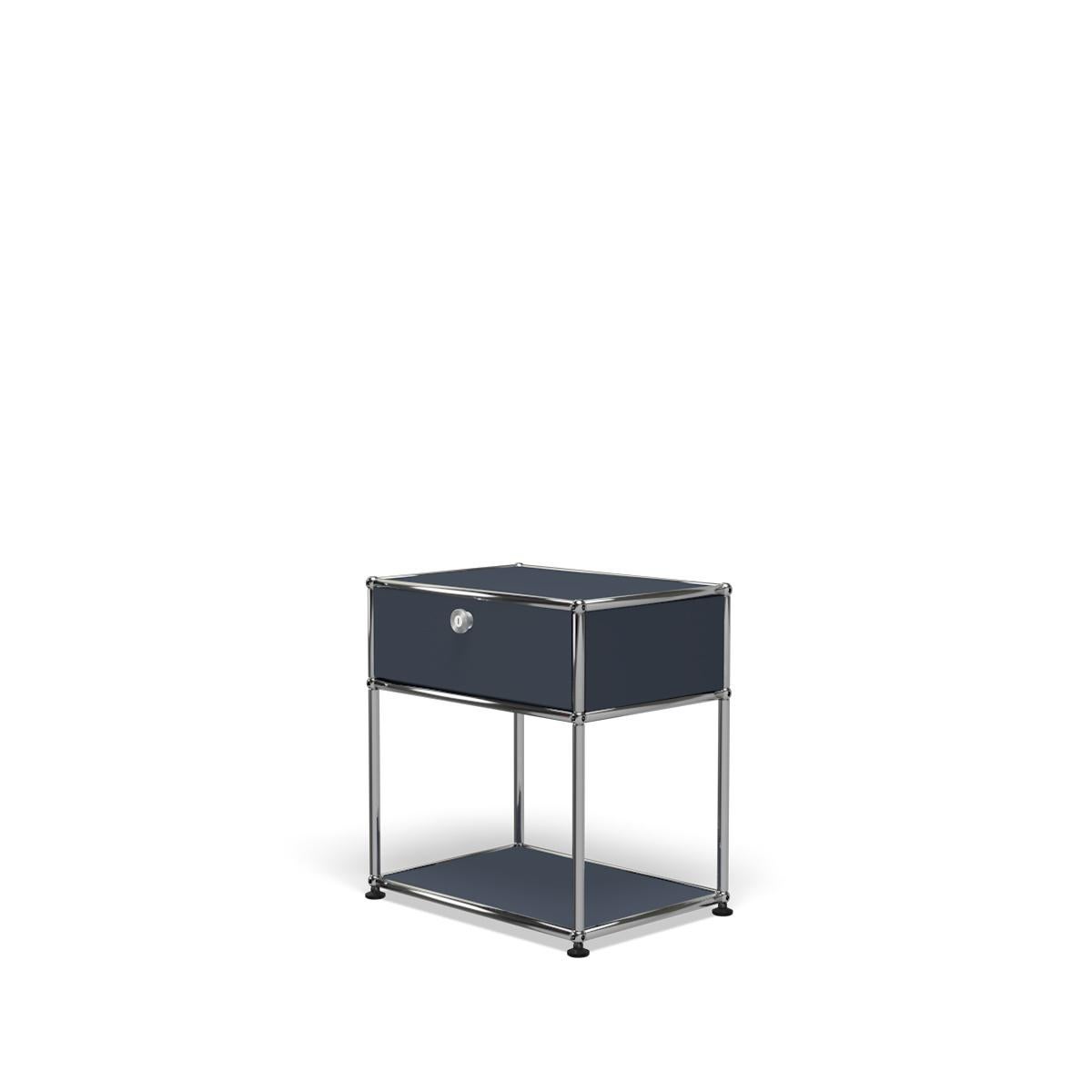 En vente : Gray (Anthracite) Système de rangement USM P2 pour table de nuit 2