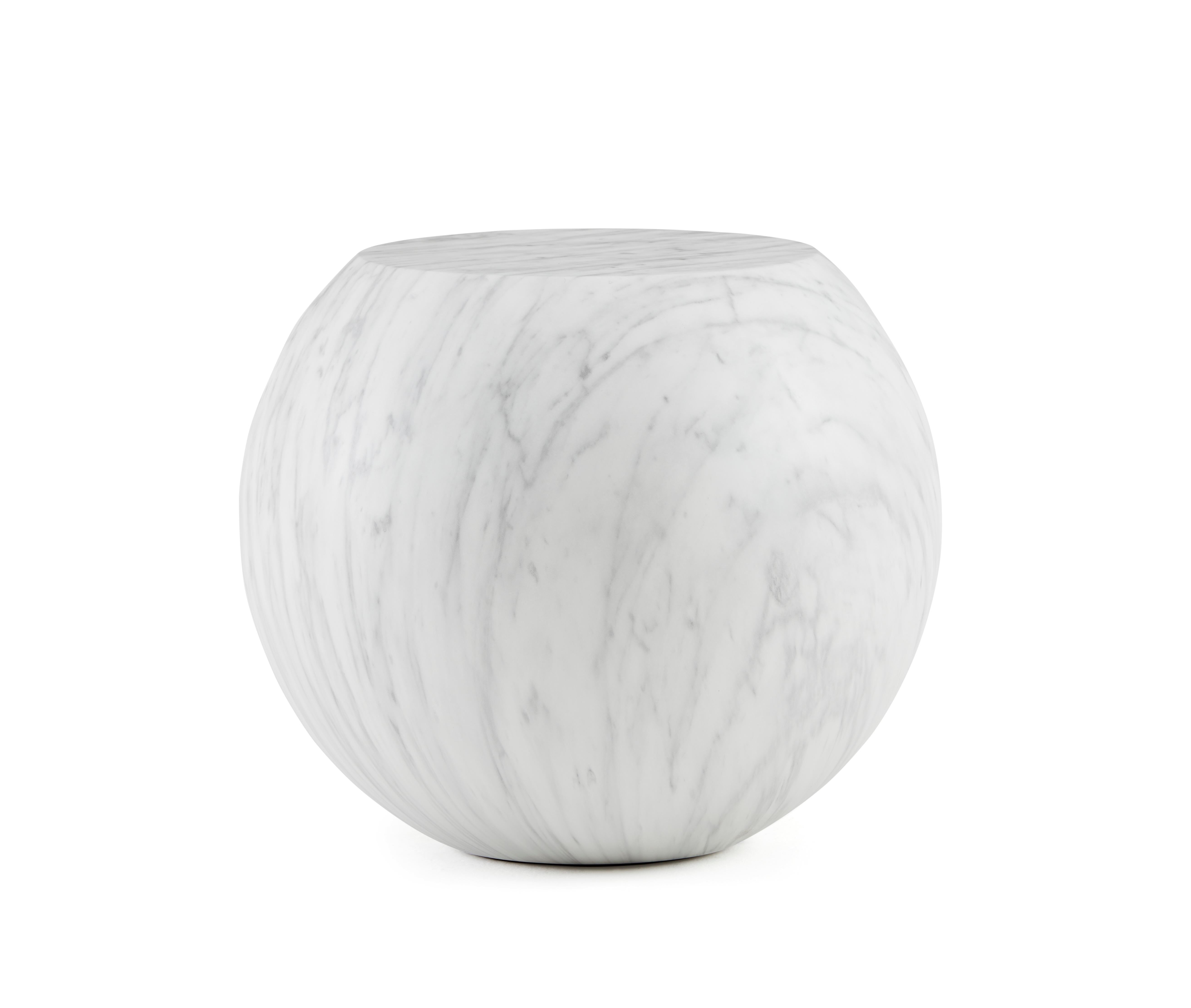 Im Angebot: Giulio Cappellini Bong Service-Tisch aus Glasfaser und Harz für Cappellini, White (White Carrara Faux marble)