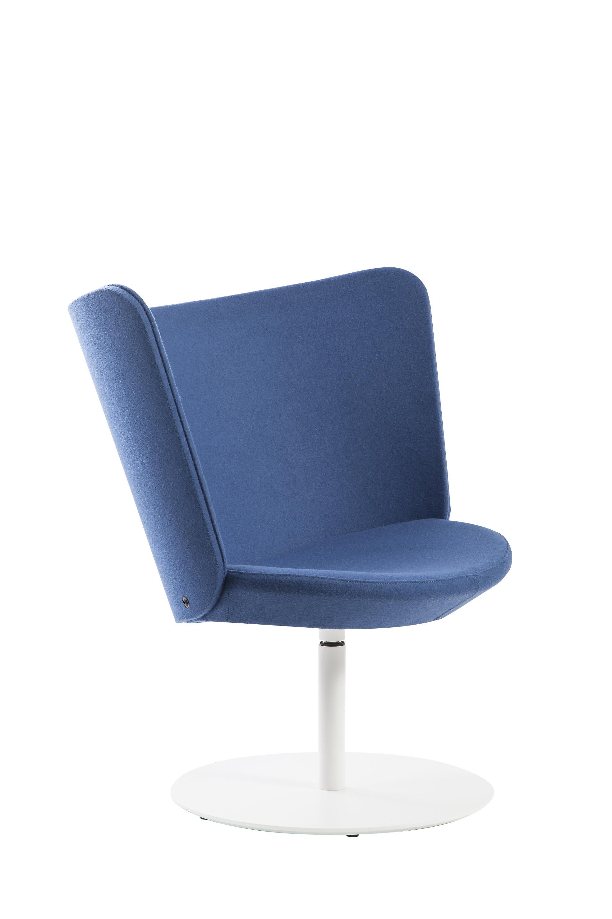 Im Angebot: Johan Lindstèn Stickerei Einfacher Sessel aus Stoff oder Leder für Cappellini, Blue (Hero - 812) 2