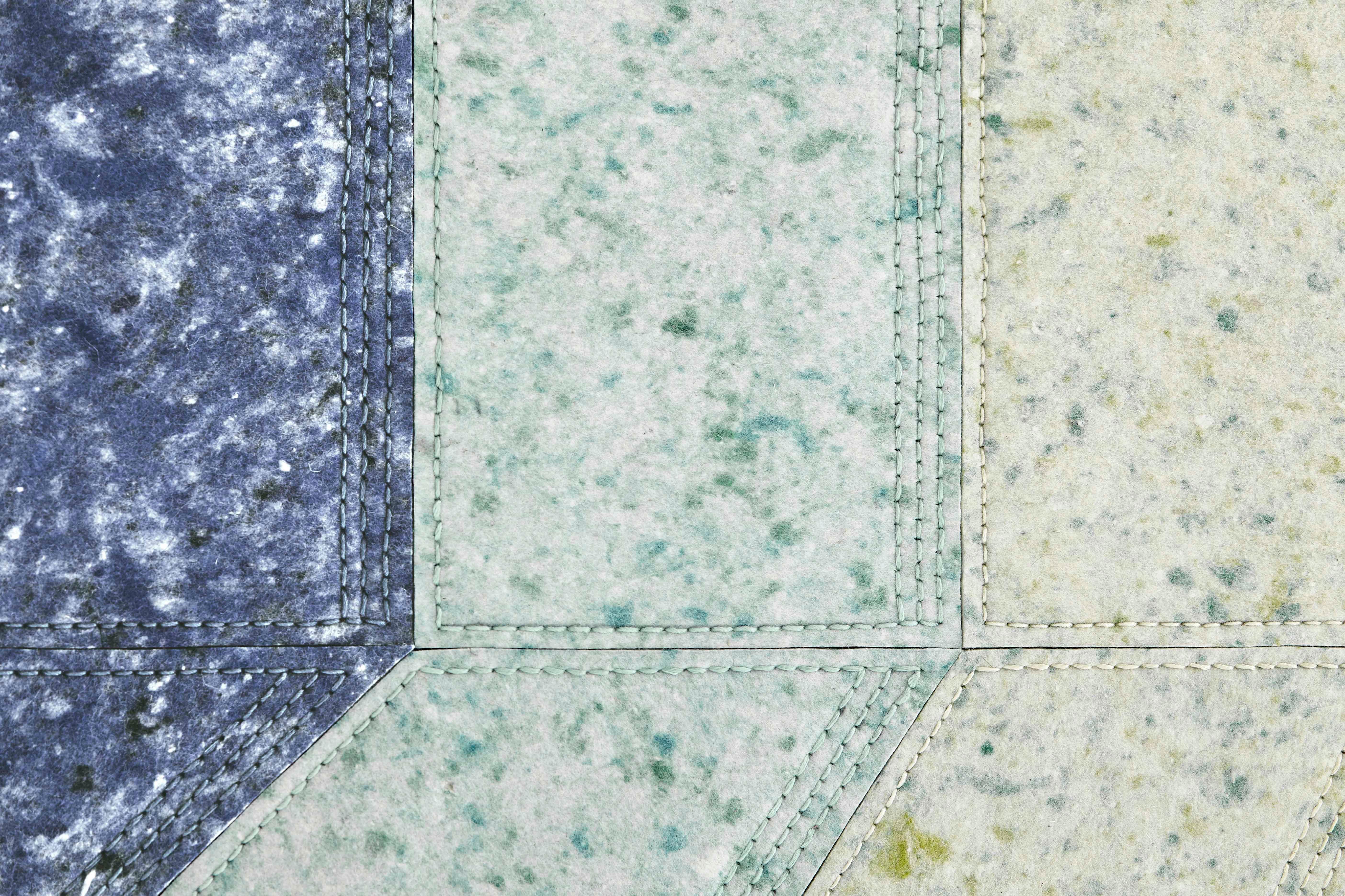 Im Angebot: GAN Spaces Nuances Runder Teppich von Patricia Urquiola, Blue (Naiad) 3