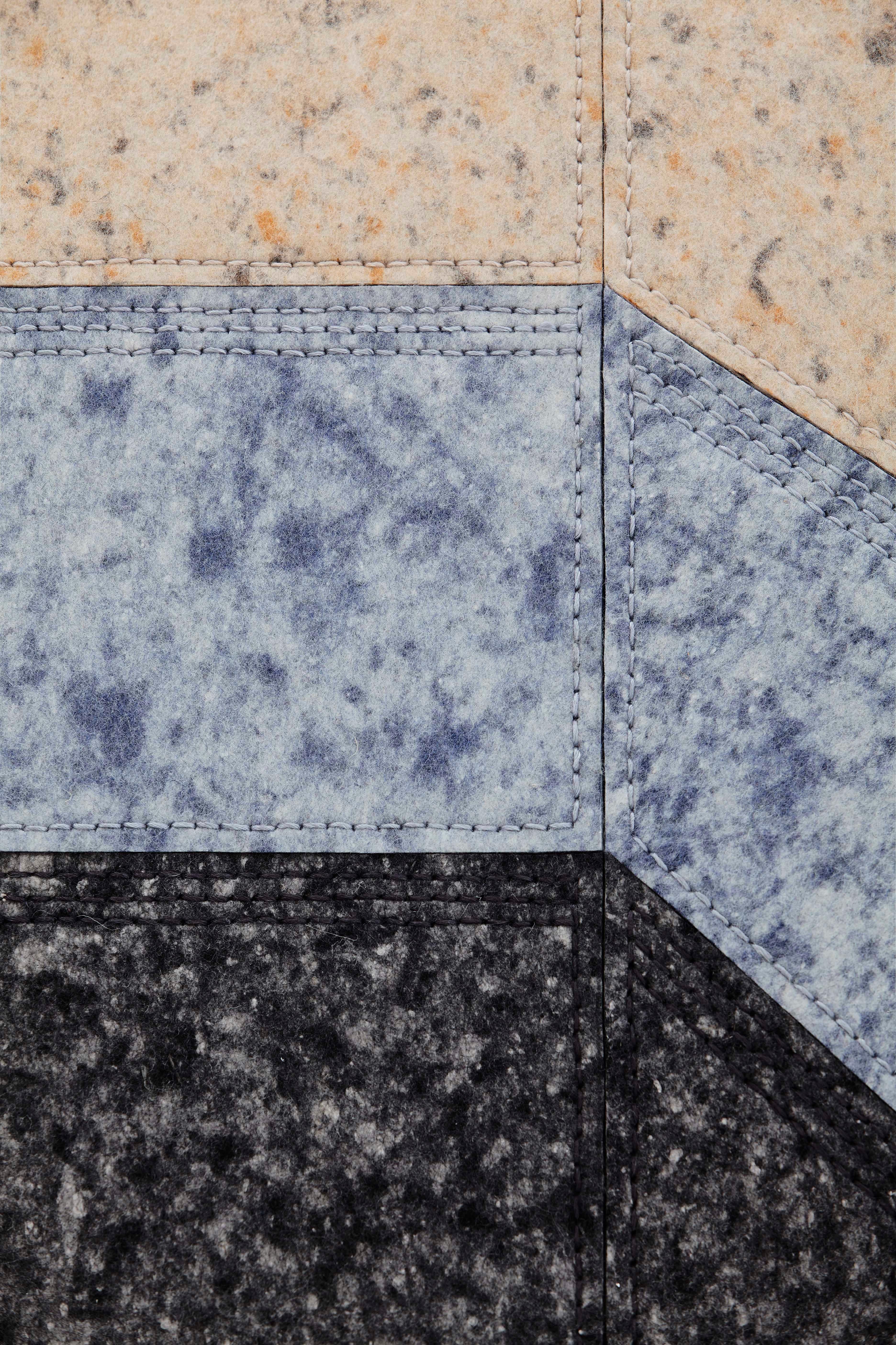 Im Angebot: GAN Spaces Nuances Runder Teppich von Patricia Urquiola, Black (Volcano) 2