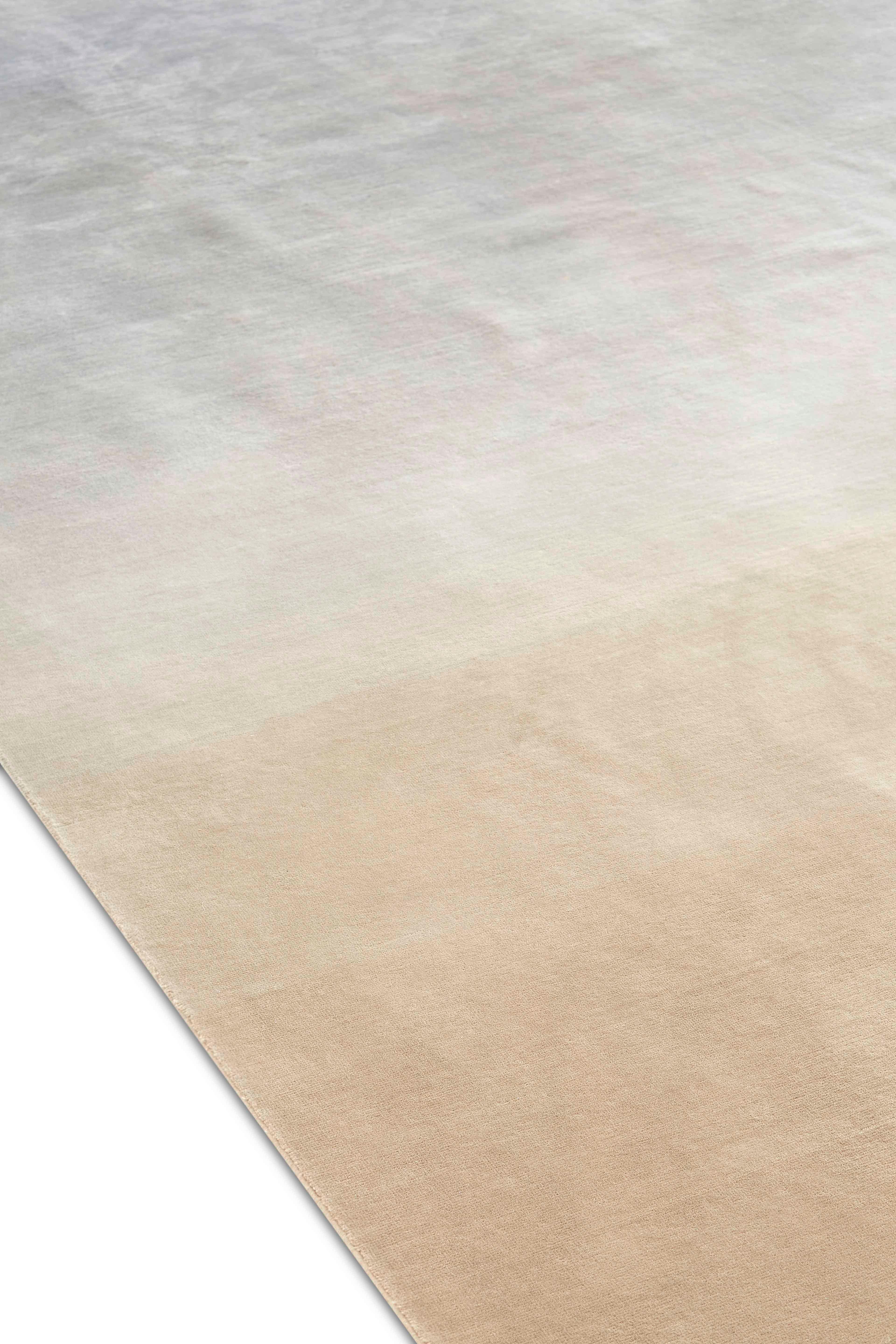 En vente : Gray (Beige Gray) GAN Tapis moyen Degrade noué à la main par Patricia Urquiola 2