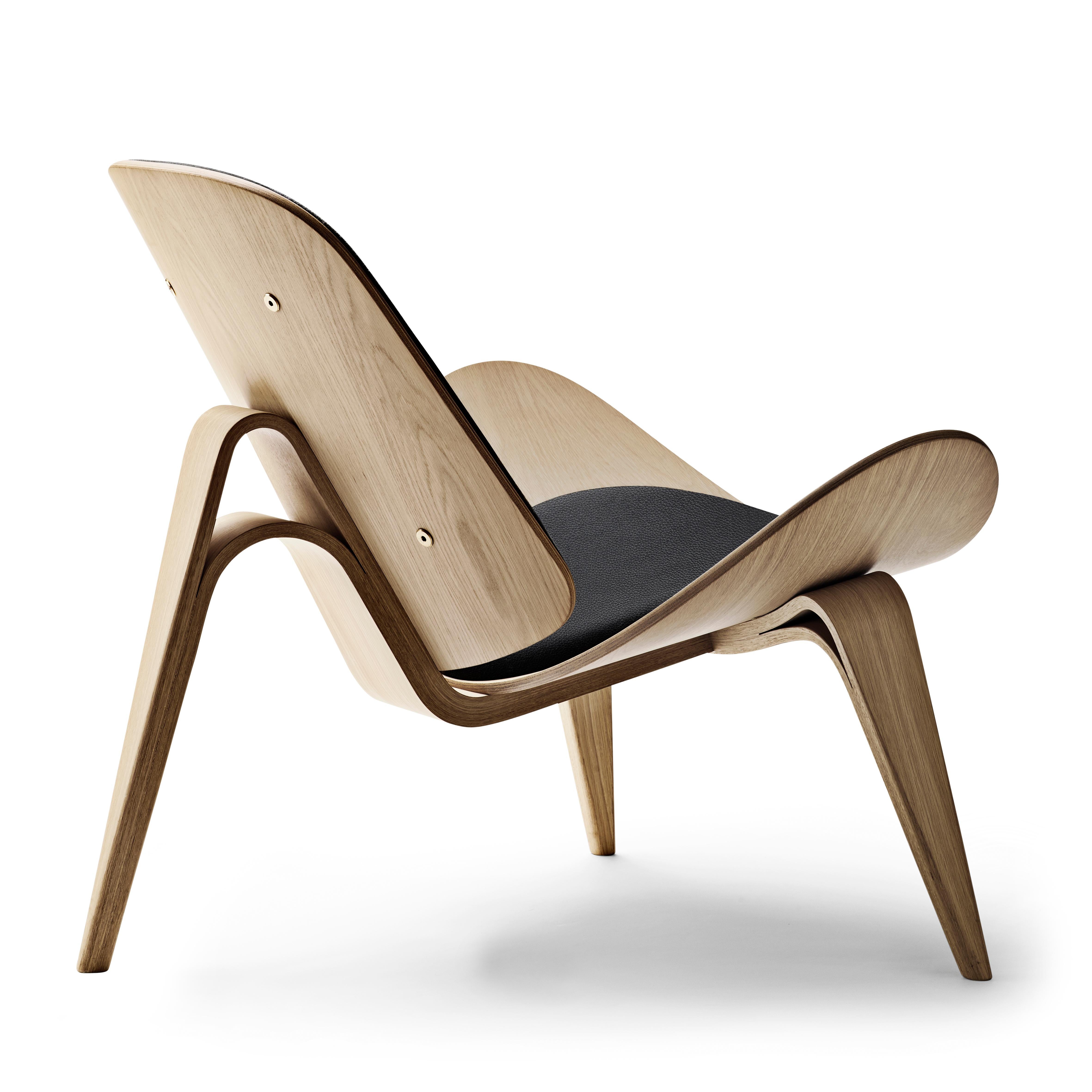 Black (Thor 301) CH07 Shell Chair in Oak White Oil with Leather Seat by Hans J. Wegner 3