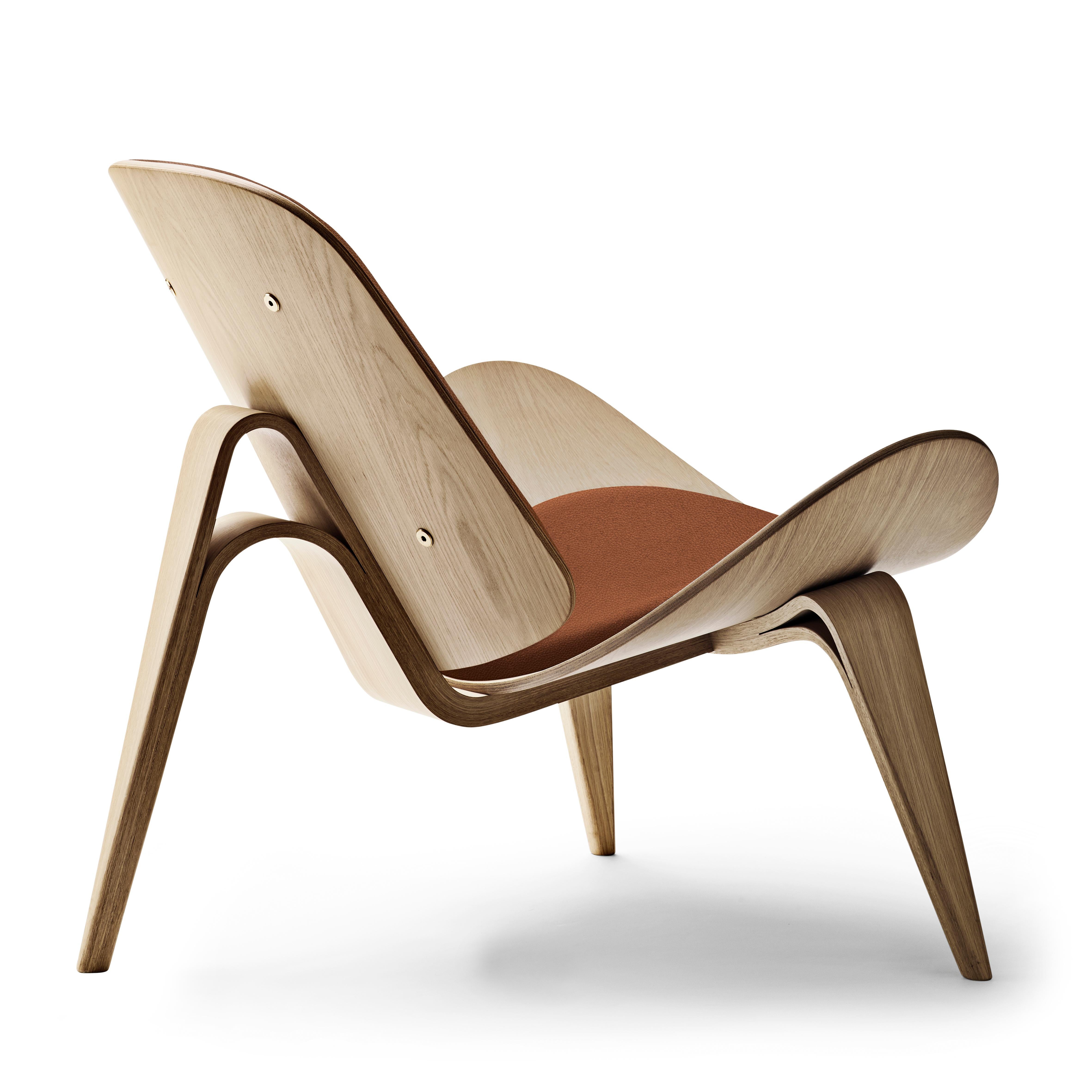 Brown (Thor 307) CH07 Shell Chair in Oak White Oil with Leather Seat by Hans J. Wegner 3