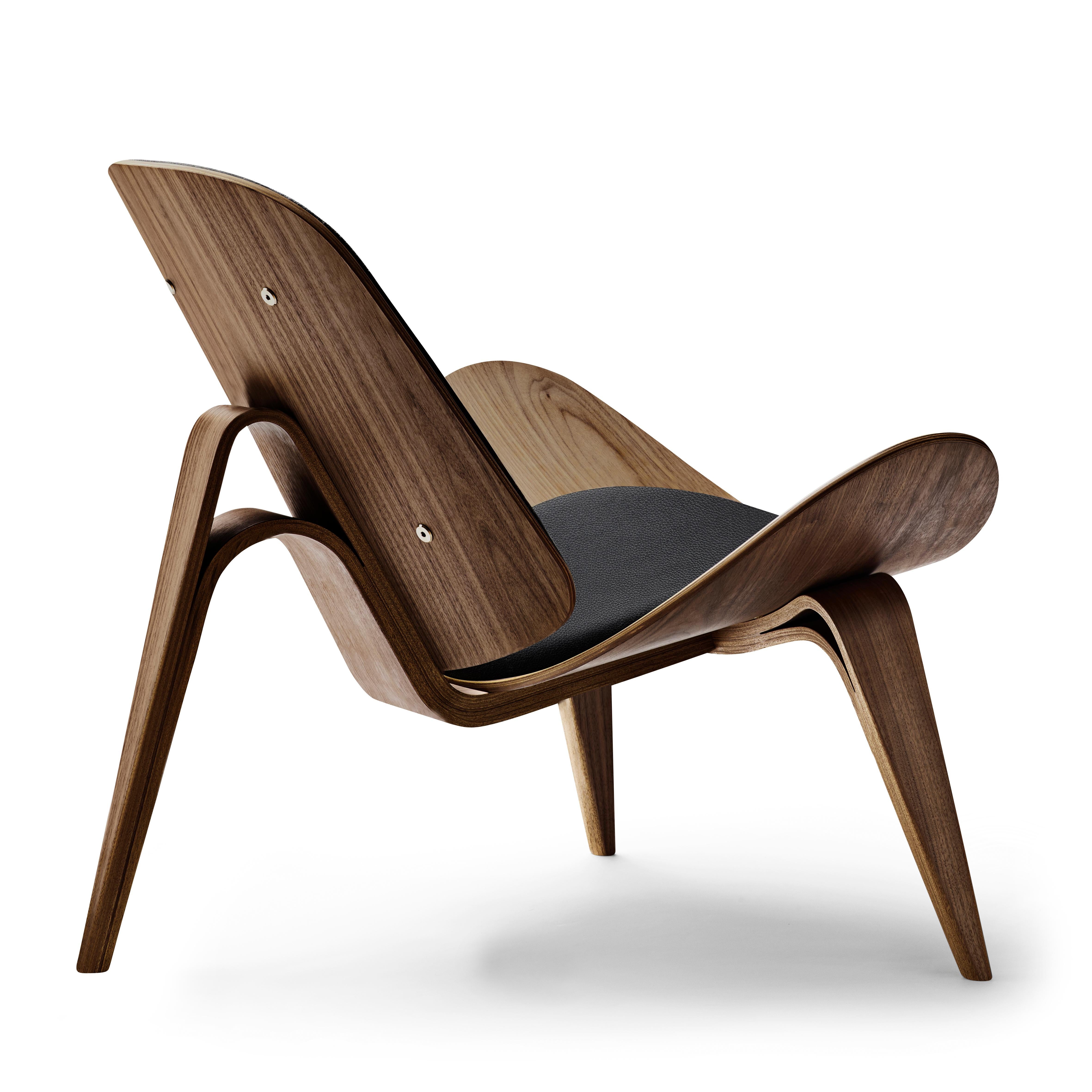 Black (Thor 301) CH07 Shell Chair in Walnut Oil with Leather Seat by Hans J. Wegner 3