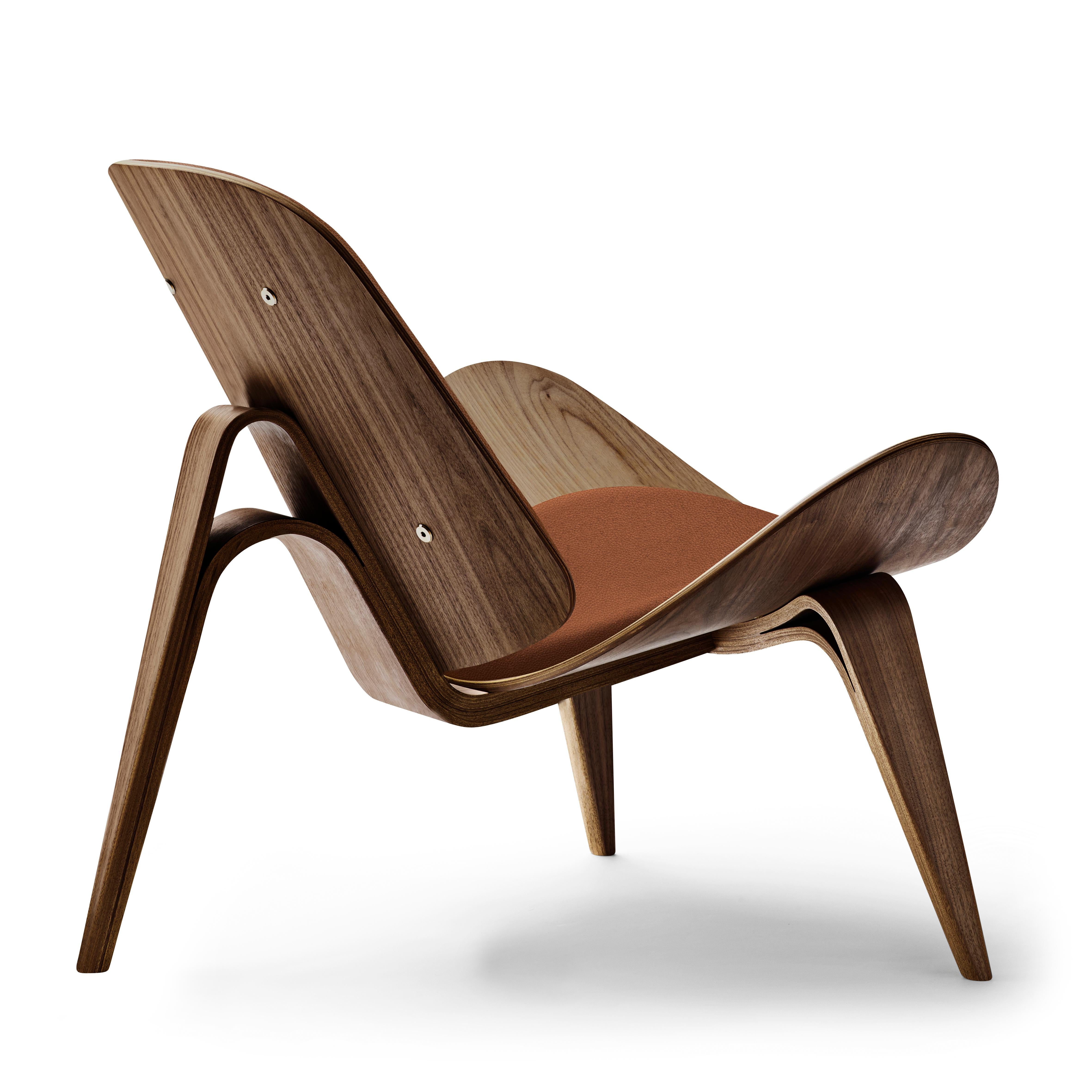 Brown (Thor 307) CH07 Shell Chair in Walnut Oil with Leather Seat by Hans J. Wegner 3
