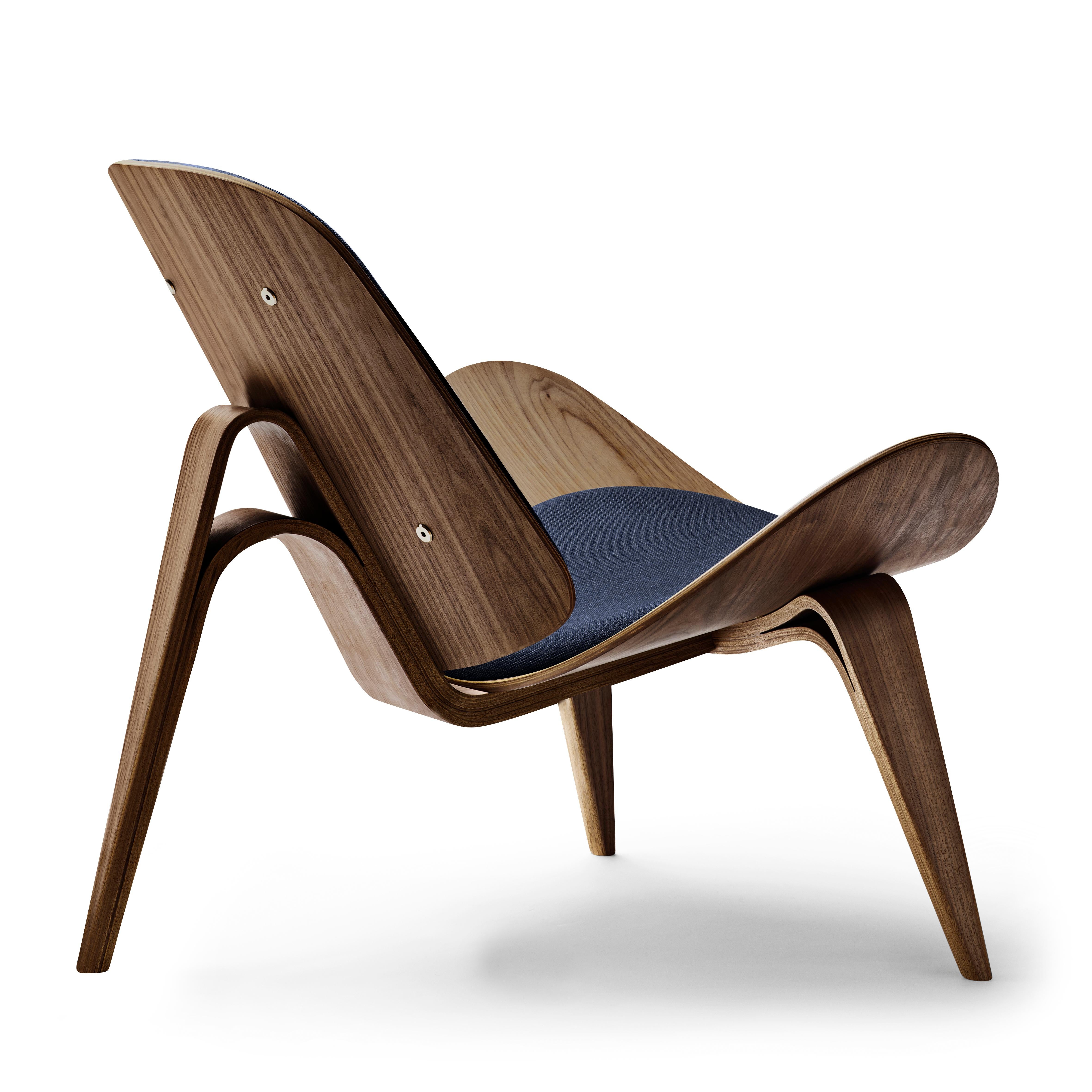 Blue (Kvadrat Canvas 794) CH07 Shell Chair in Walnut Oil with Upholstered Seat by Hans J. Wegner 3