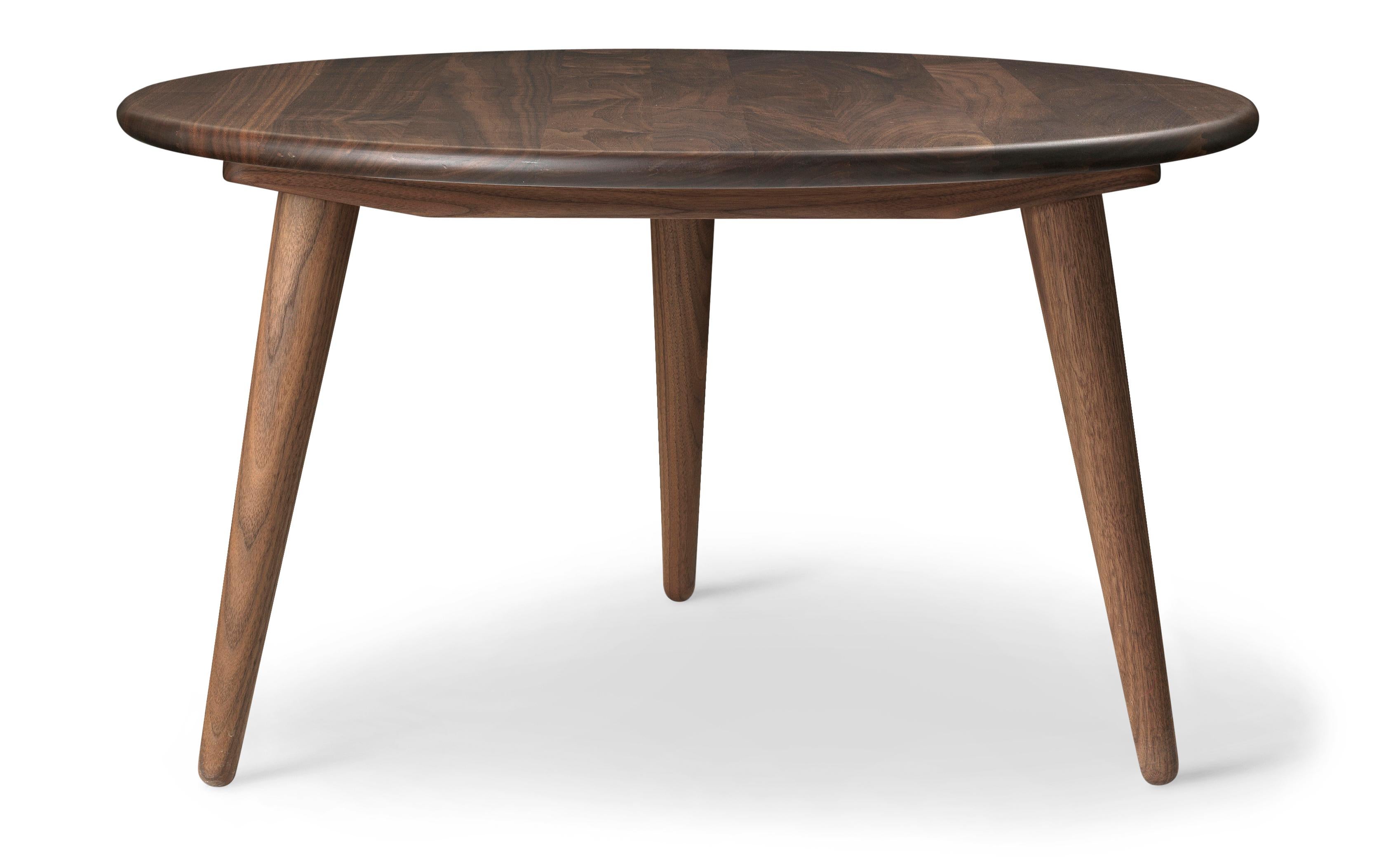 Brown (Walnut Oil) CH008 Small Coffee Table in Wood by Hans J. Wegner 2