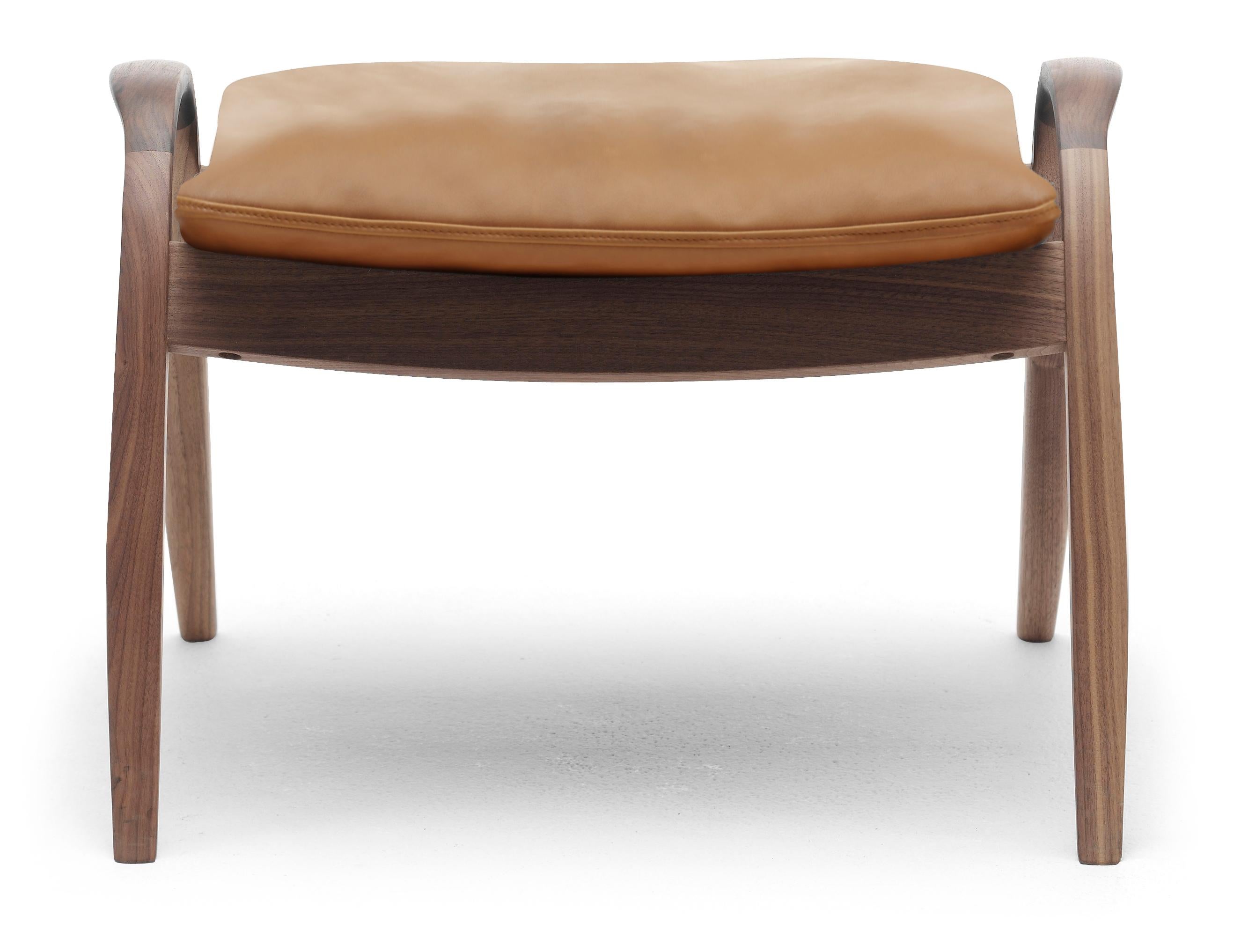Brown (Sif 95) FH430 Signature Footrest in Walnut Oil by Frits Henningsen