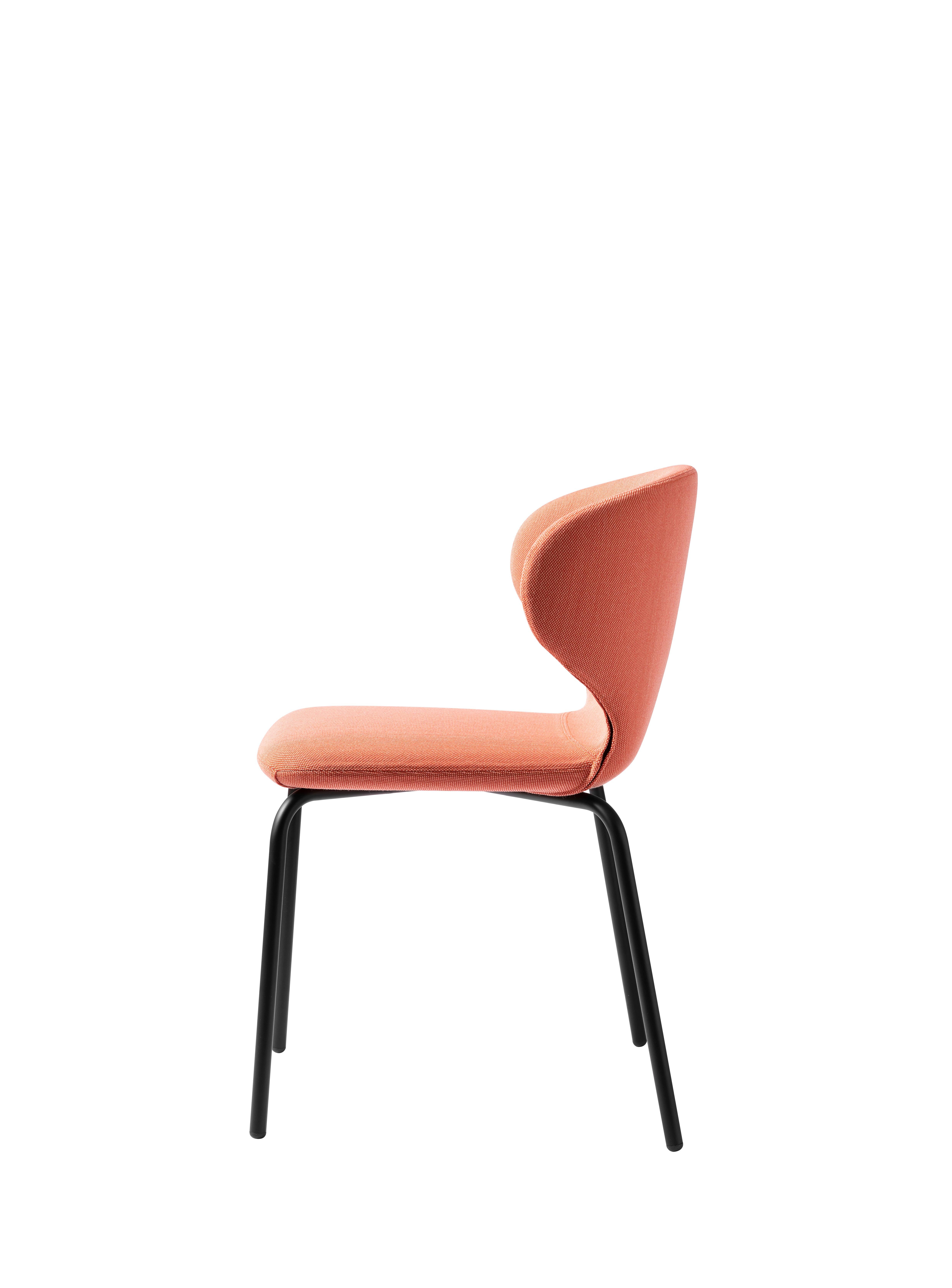 Im Angebot: Mula Stuhl mit schwarzem Metallbeingestell und gepolstertem Sitz:: von E-GGs, Orange (Kvadrat Steelcut Trio 3 - 526, Coral) 2