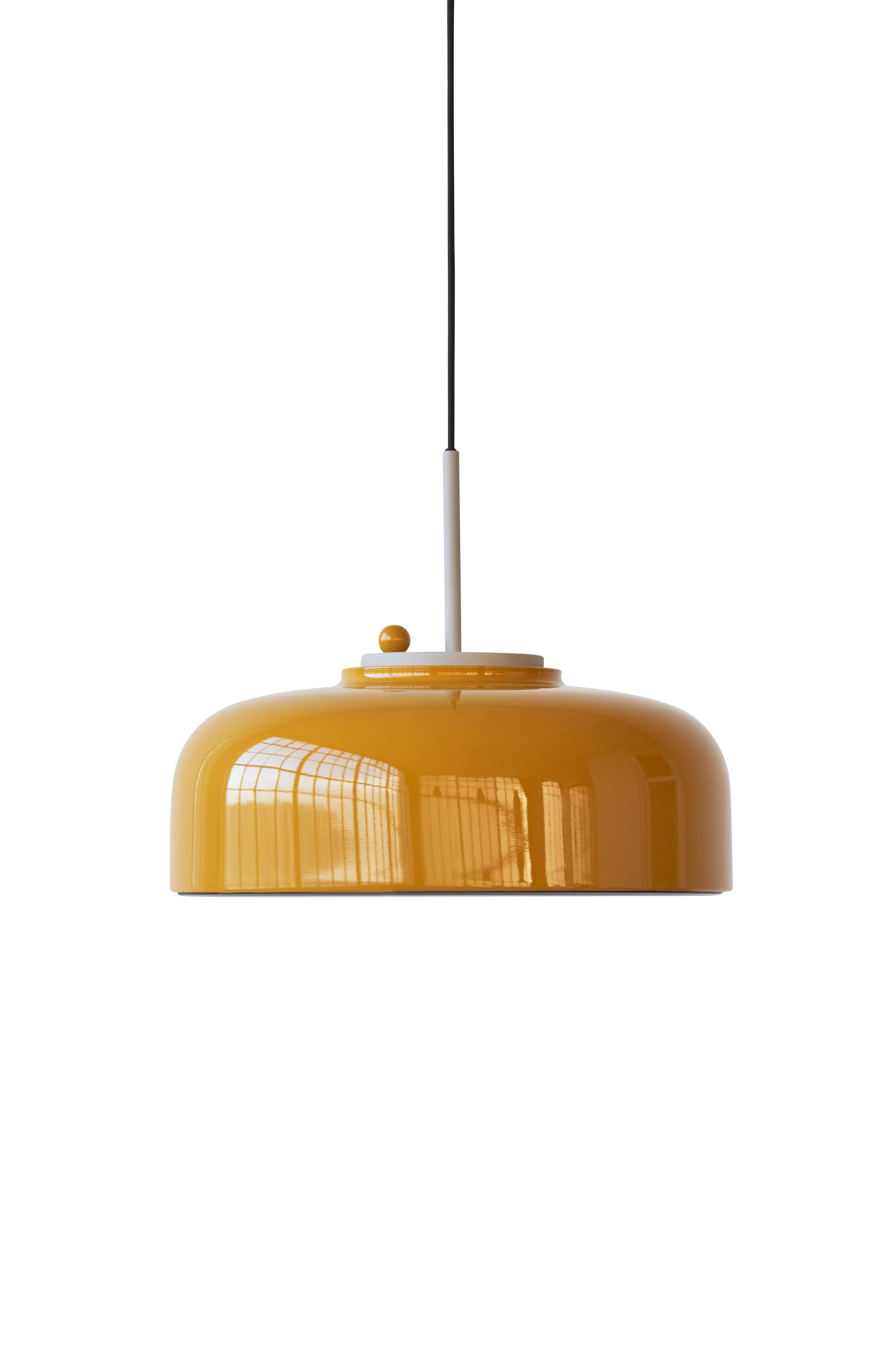 En vente : Yellow (Turmeric Yellow) Lampe suspendue Podgy en aluminium avec structure en nid d'abeille et variateur d'intensité