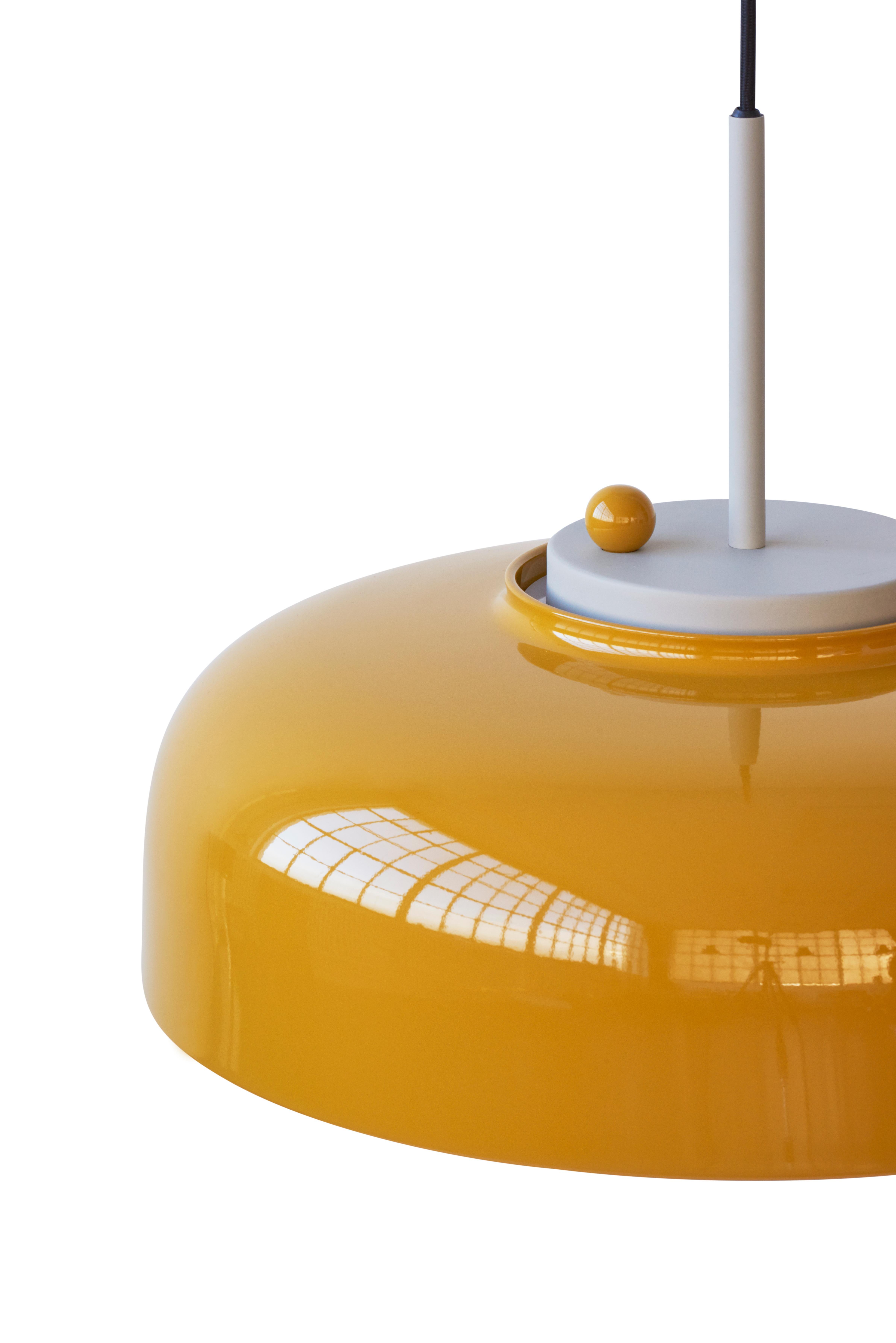 En vente : Yellow (Turmeric Yellow) Lampe suspendue Podgy en aluminium avec structure en nid d'abeille et variateur d'intensité 2