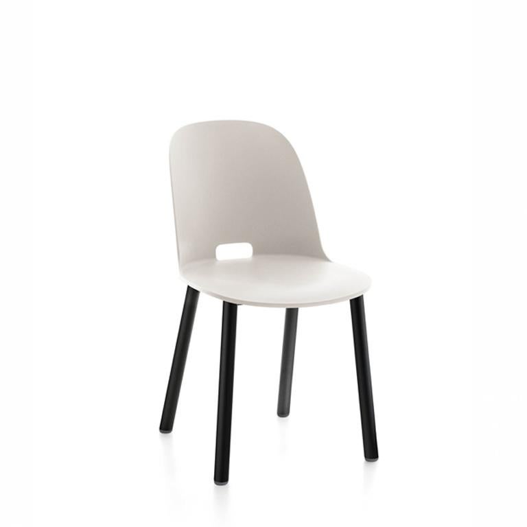 Emeco Alfi Stuhl mit hoher Rückenlehne und schwarzem pulverbeschichtetem Aluminiumgestell von Jasper, White(Alfi White)