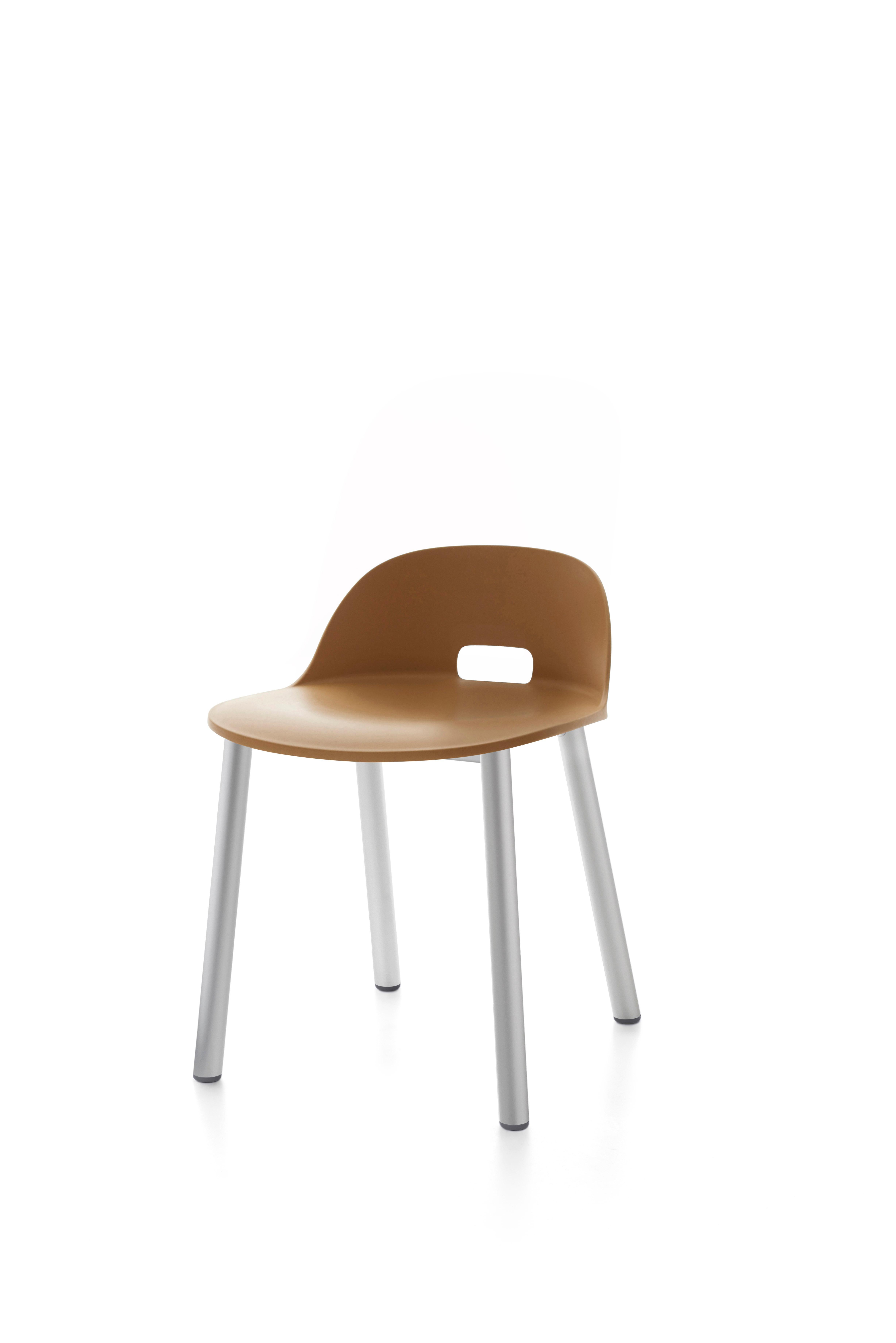 Im Angebot: Emeco Alfi Stuhl mit niedriger Rückenlehne und Aluminiumgestell von Jasper Morrison, Beige (Alfi Sand)