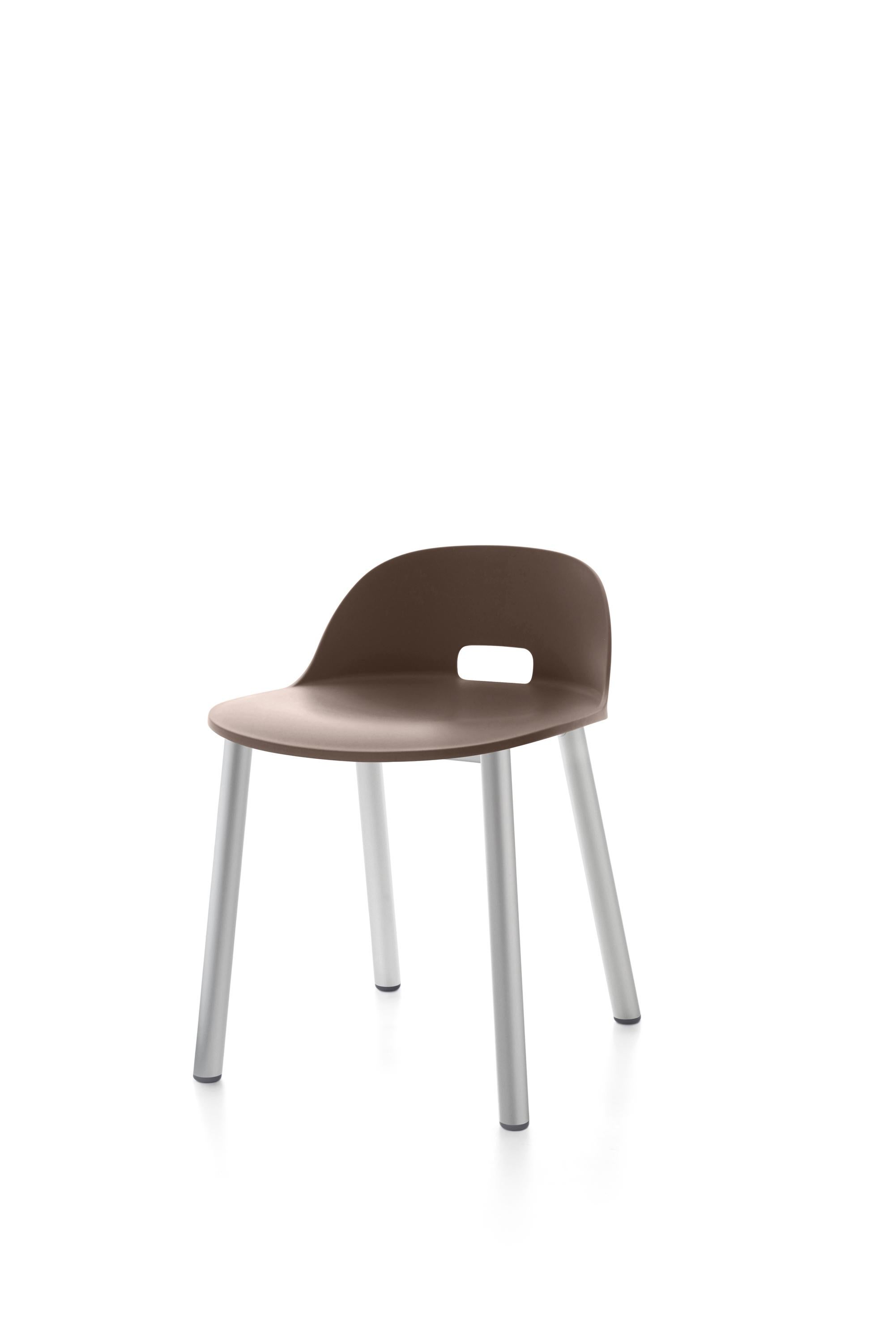 Im Angebot: Emeco Alfi Stuhl mit niedriger Rückenlehne und Aluminiumgestell von Jasper Morrison, Brown (Alfi Dark Brown)