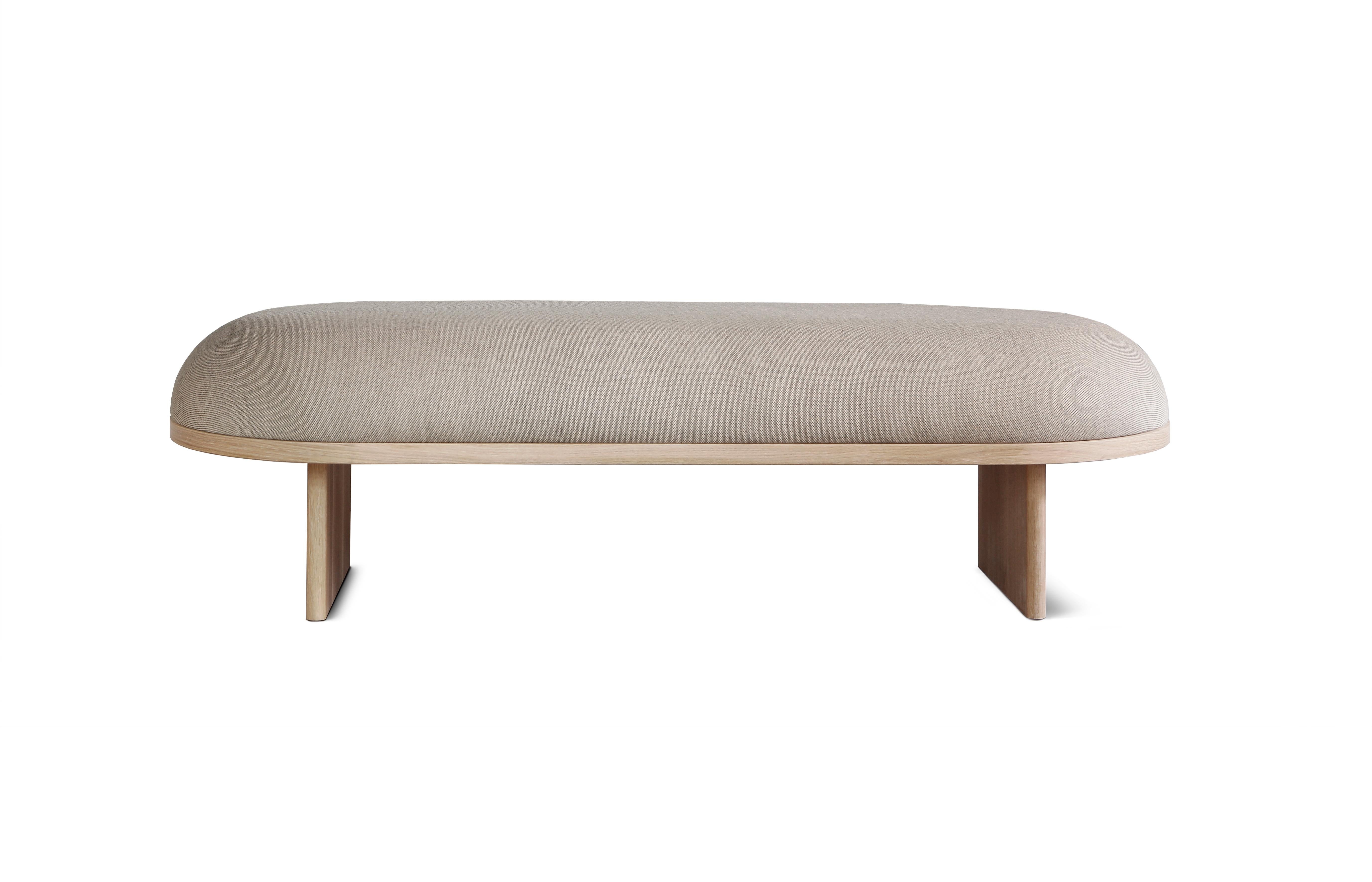 En vente : Brown (Natural Oak) Anza Large Upholstered Bench with Floating Cushion (Banc tapissé avec coussin flottant)