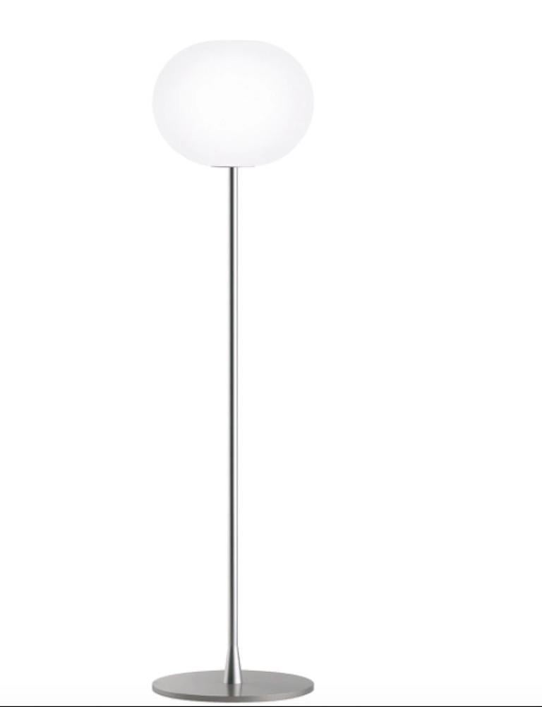 Im Angebot: FLOS Kleine Glo Ball F1 Stehlampe aus Glas und Stahl, von Jasper Morrison (Silver)