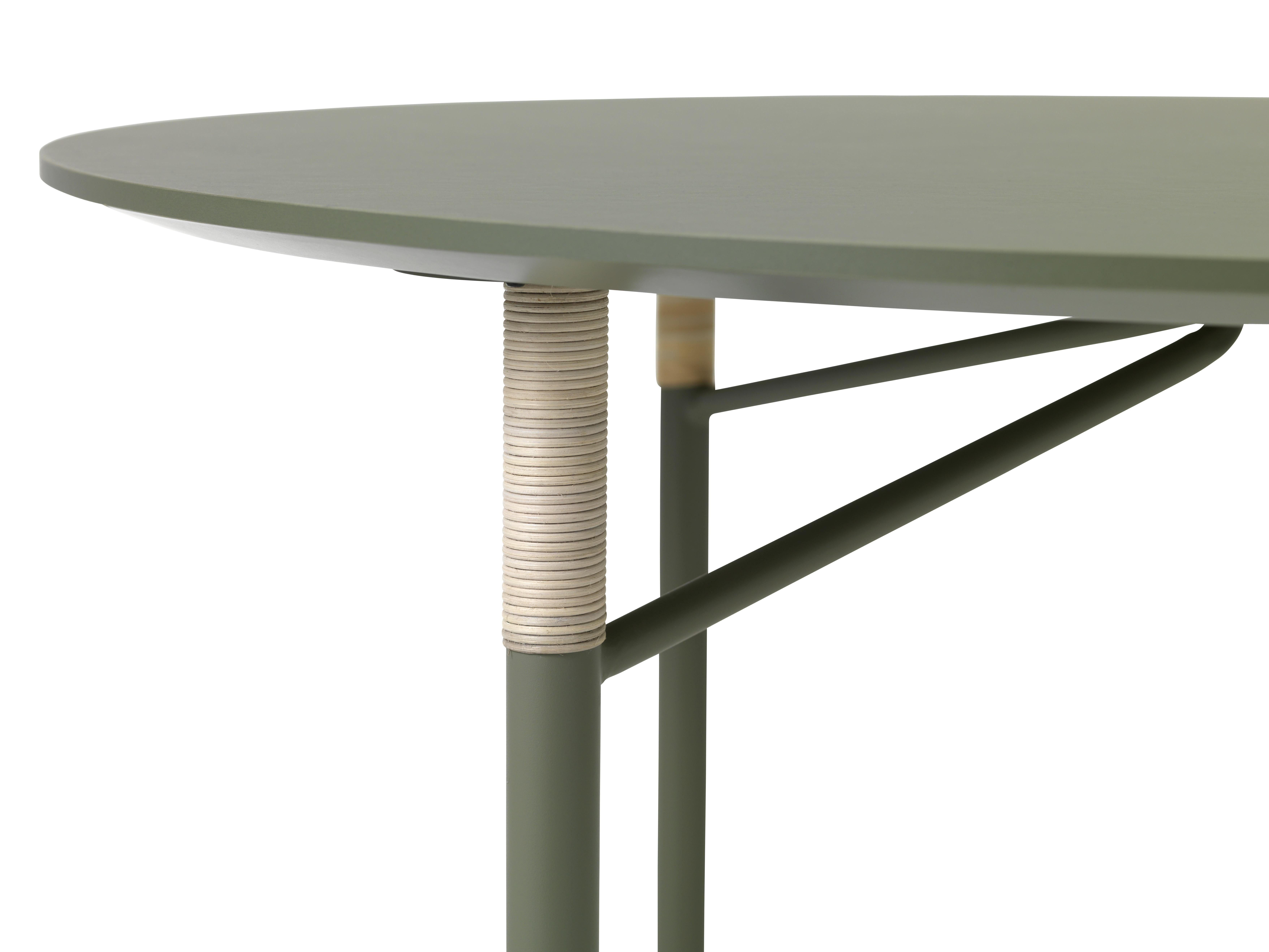 En vente : Green (Light Green) Table de salle à manger ronde Affinity de Halskov & Dalsgaard de Warm Nordic 3