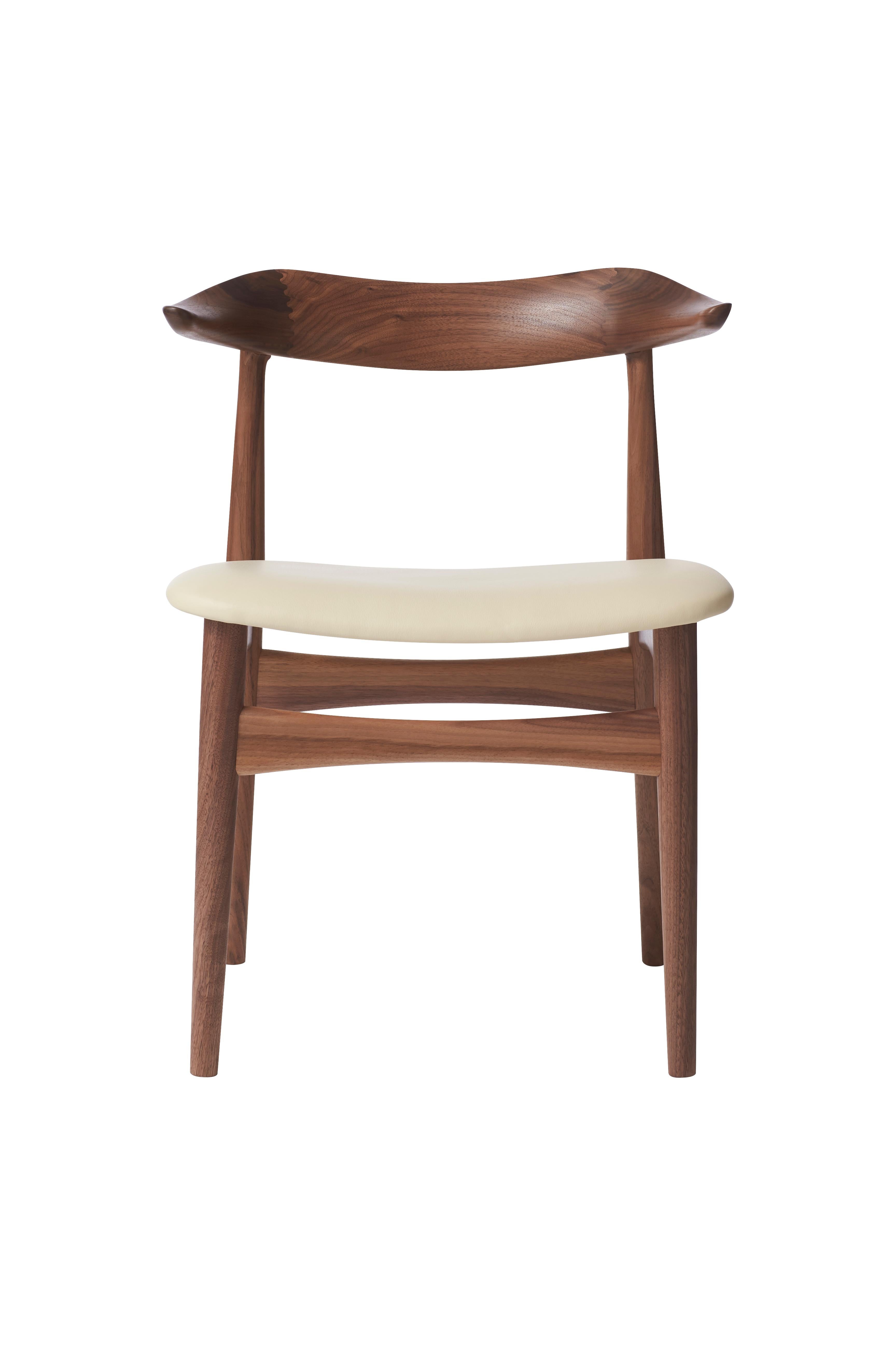 En vente : White (Prescott 201) Chaise en noyer et en corne de vache, par Knud Færch de Warm Nordic