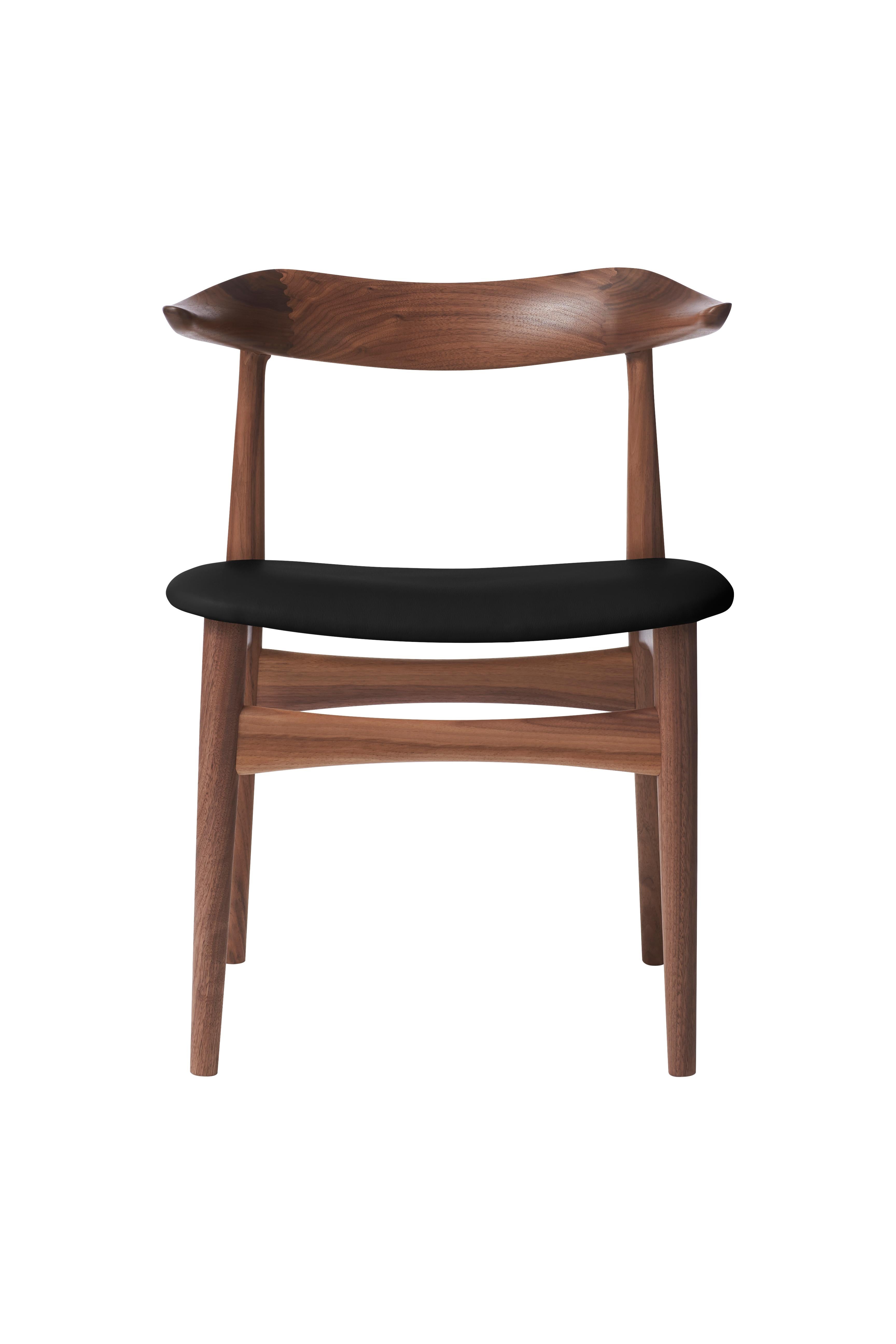 En vente : Black (Prescott 207) Chaise en noyer et en corne de vache, par Knud Færch de Warm Nordic