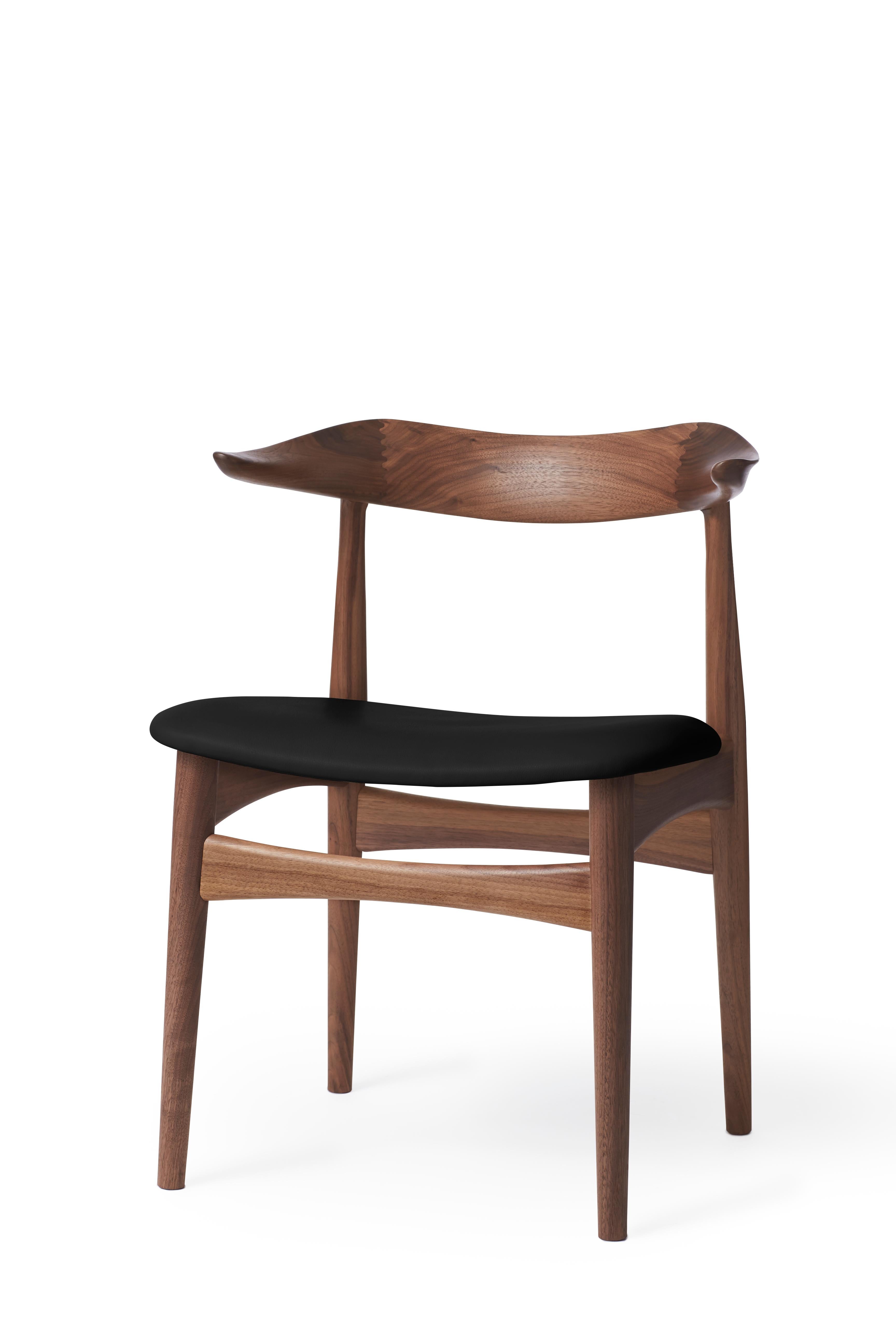 En vente : Black (Prescott 207) Chaise en noyer et en corne de vache, par Knud Færch de Warm Nordic 2